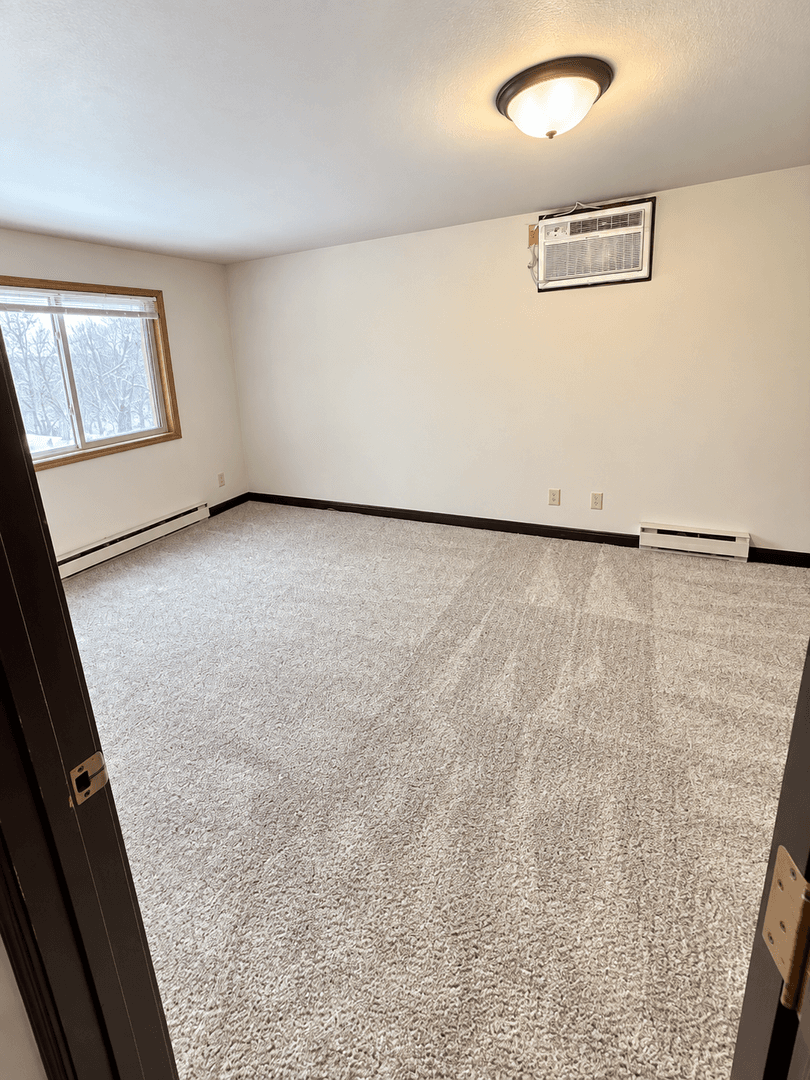 Chippewa Falls Apartment: 557 E Park Ave