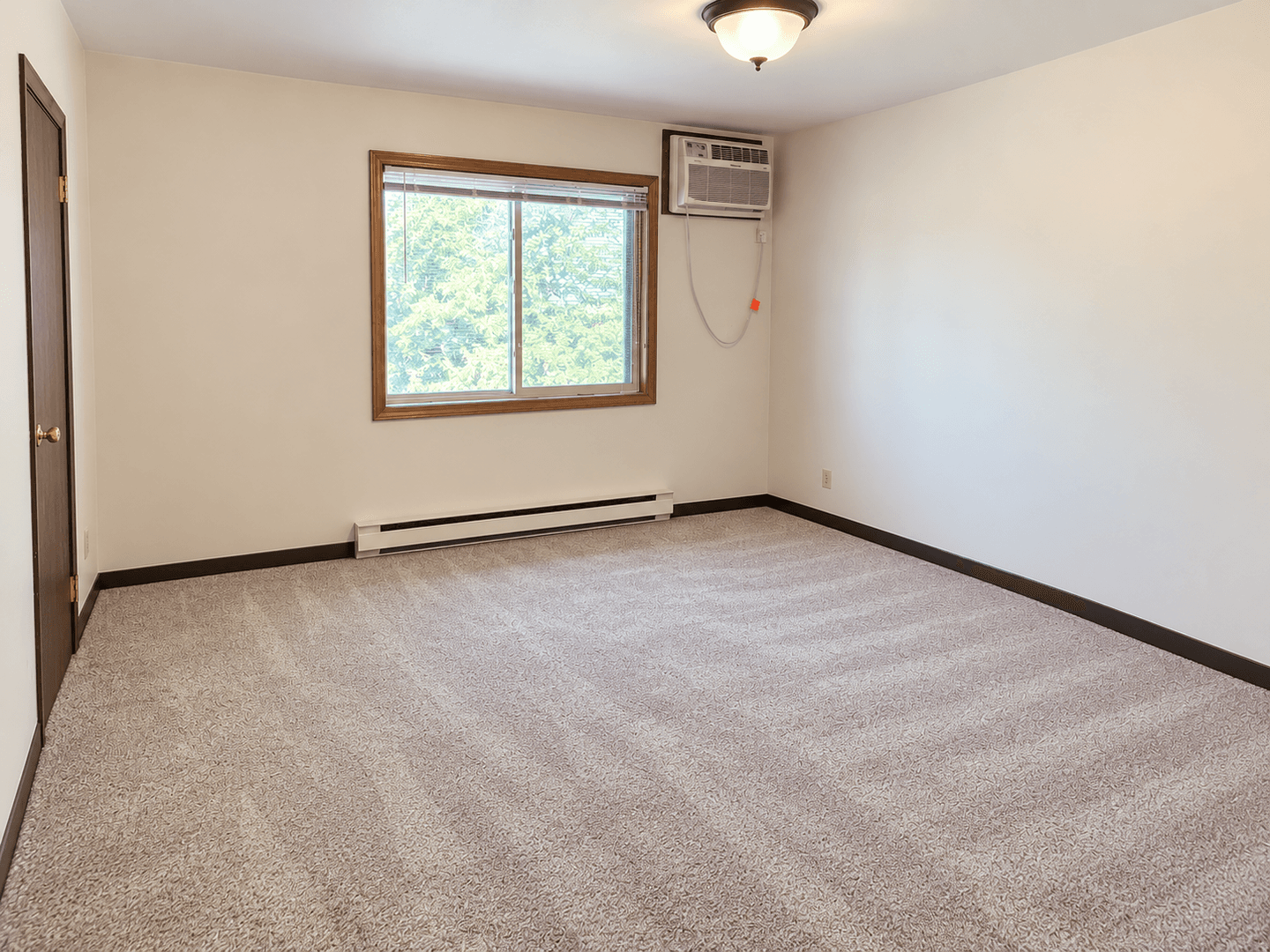 Chippewa Falls Apartment: 557 E Park Ave