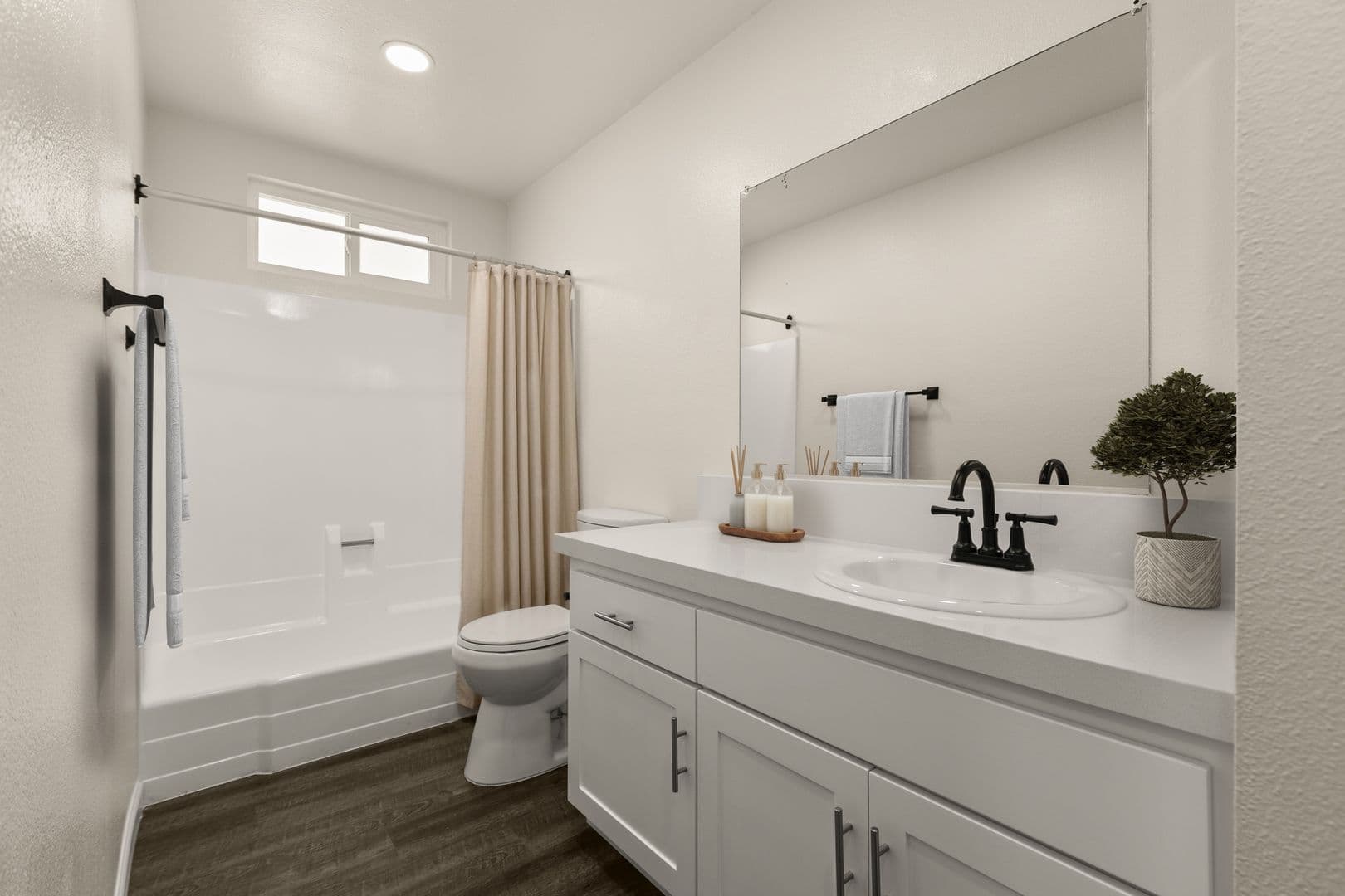 Oceanside Apartment: 3964 Waring Rd