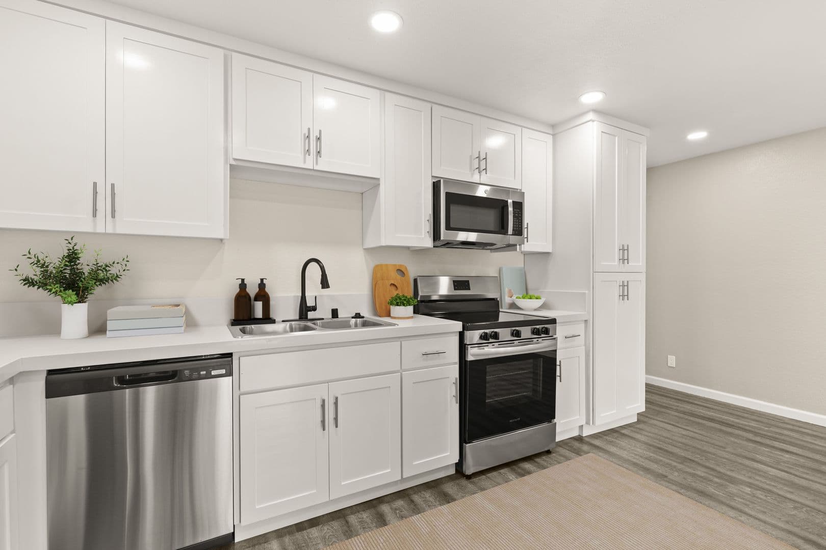 Oceanside Apartment: 3964 Waring Rd