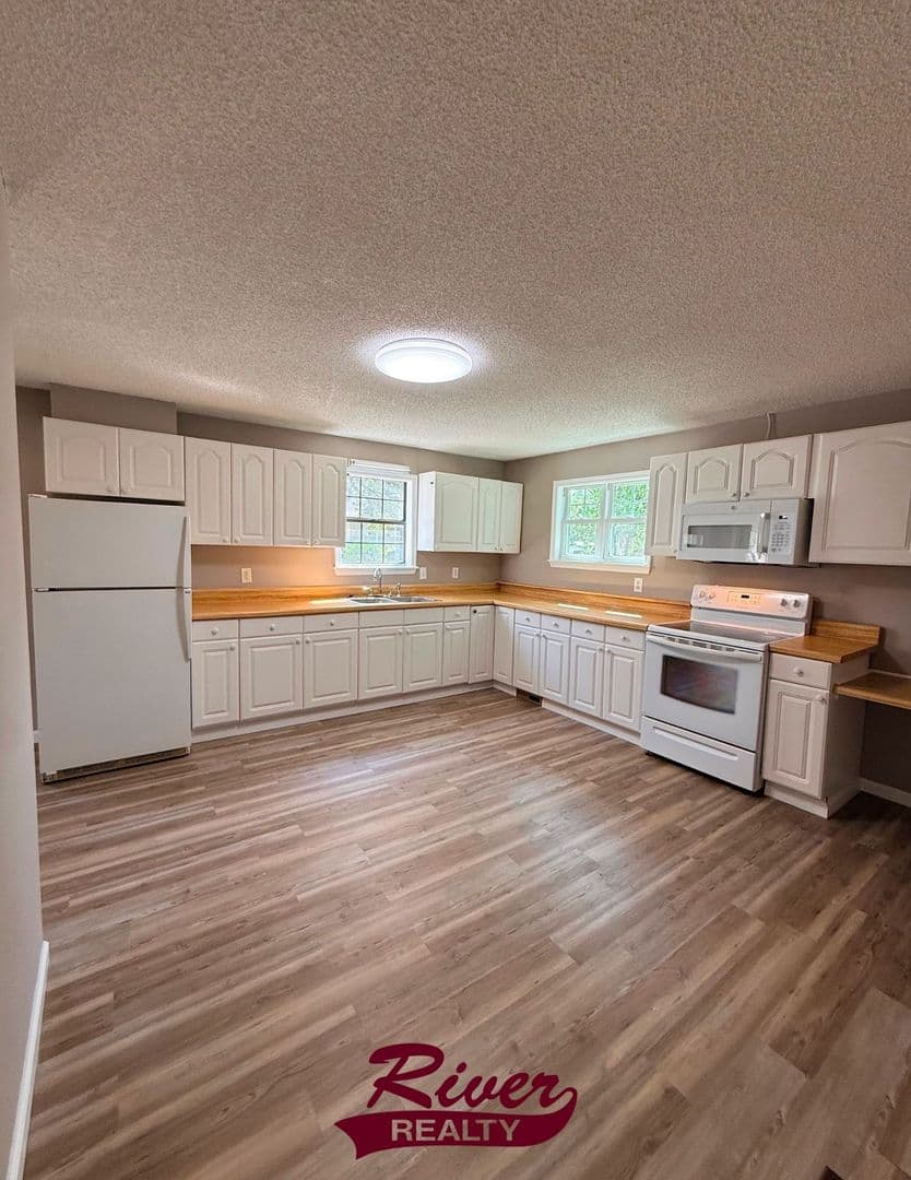 Blythe Apartment: 5735-B Deans Bridge Rd