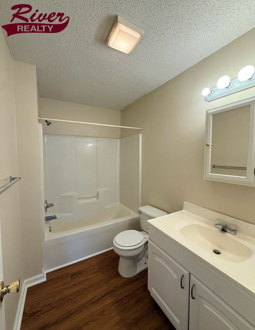 Blythe Apartment: 5735-B Deans Bridge Rd
