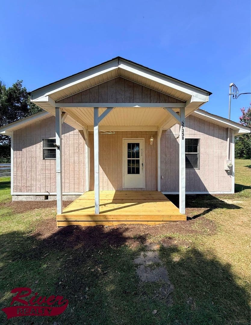 Blythe Apartment: 5735-B Deans Bridge Rd