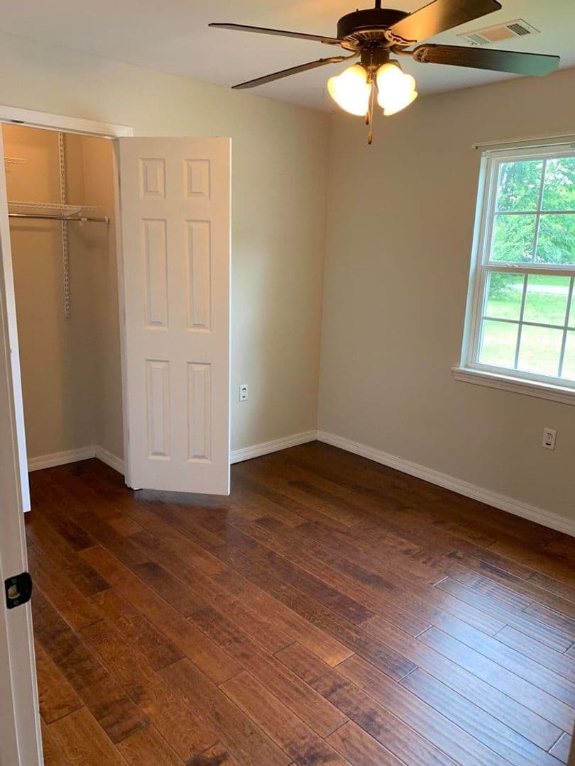 Russellville House: 815 E 6th St