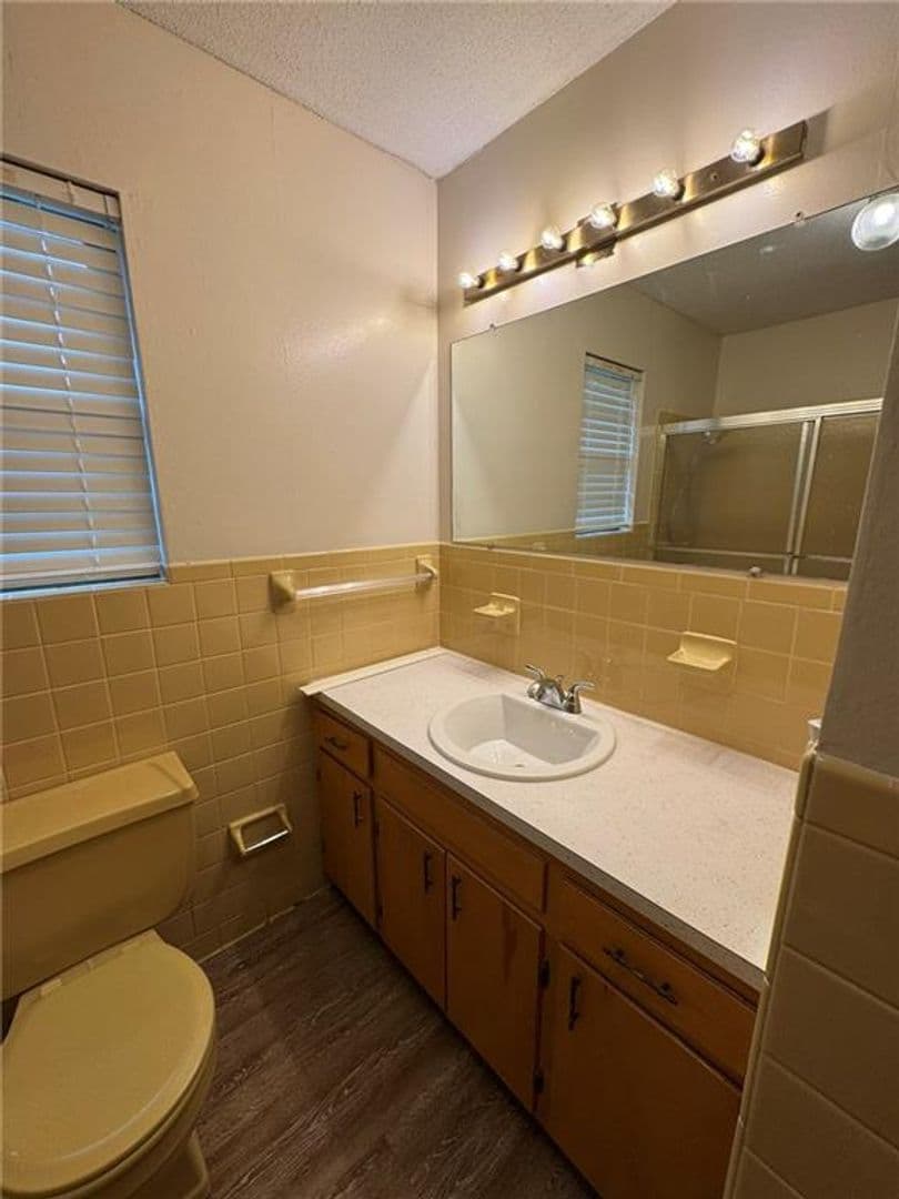 Russellville House: 521 E J St