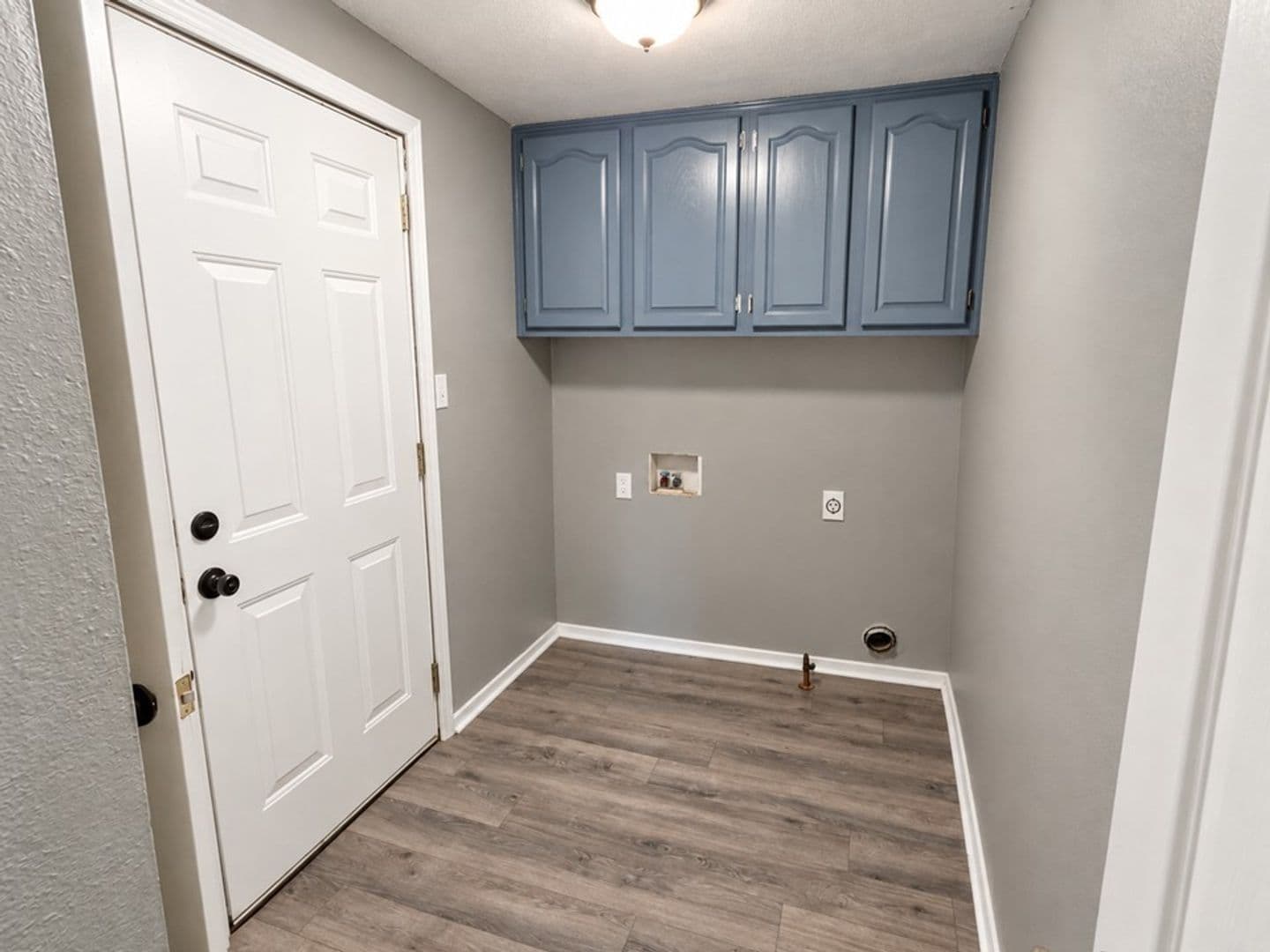 Russellville House: 801 E 6th St
