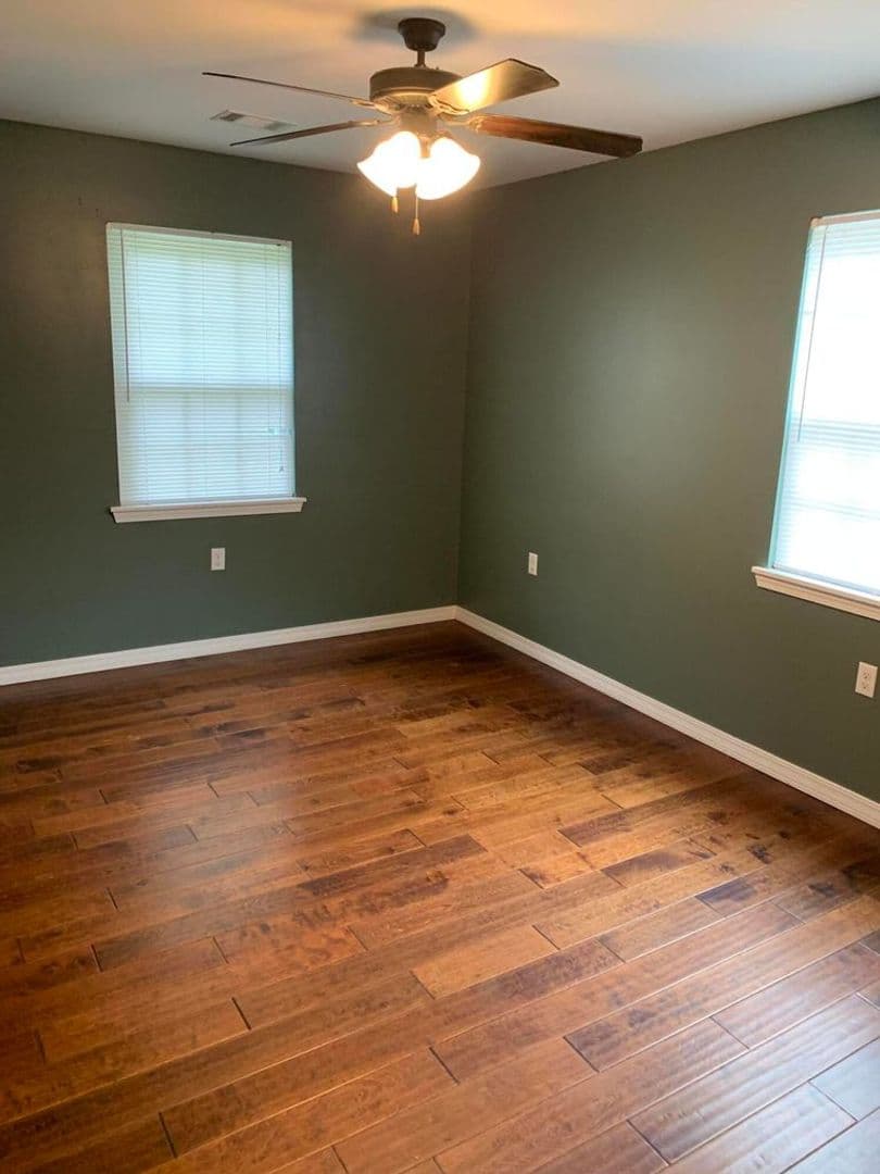 Russellville House: 815 E 6th St