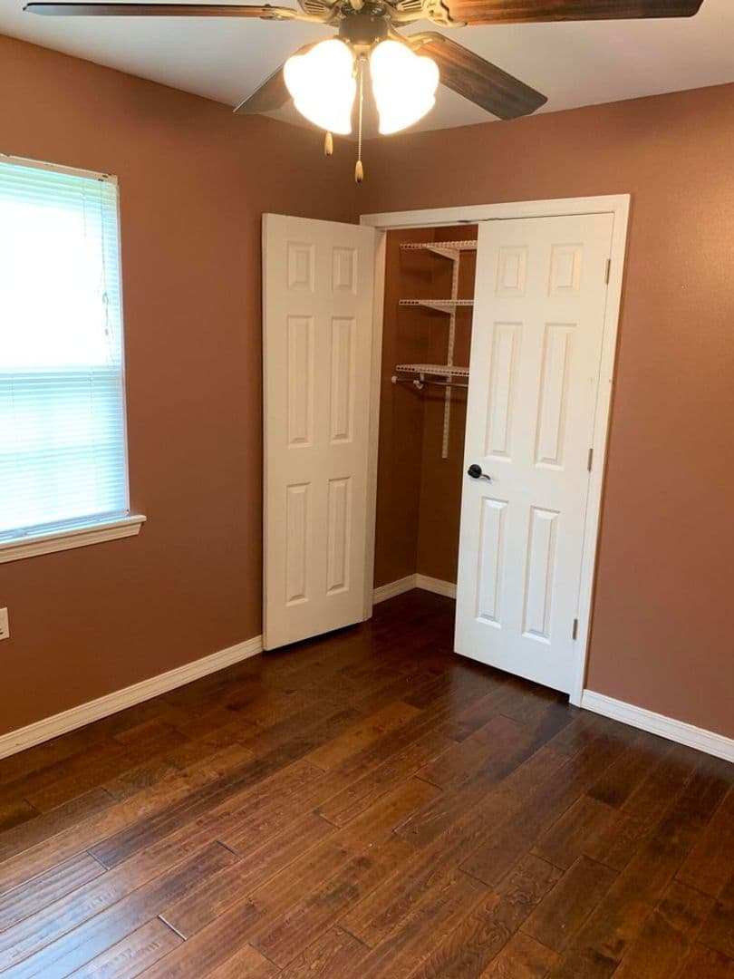 Russellville House: 815 E 6th St