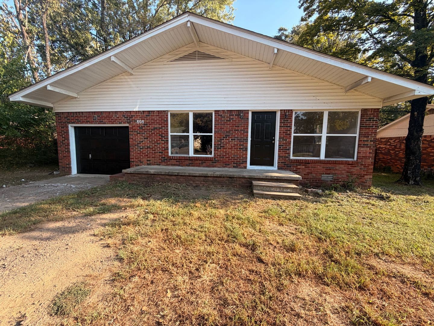 Russellville House: 808 E J St
