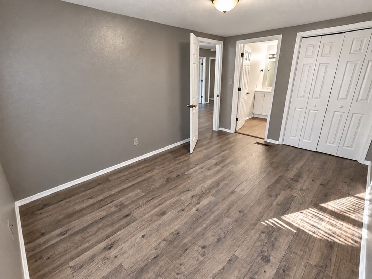 Russellville House: 801 E 6th St