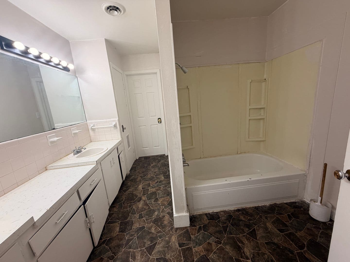 Russellville House: 808 E J St