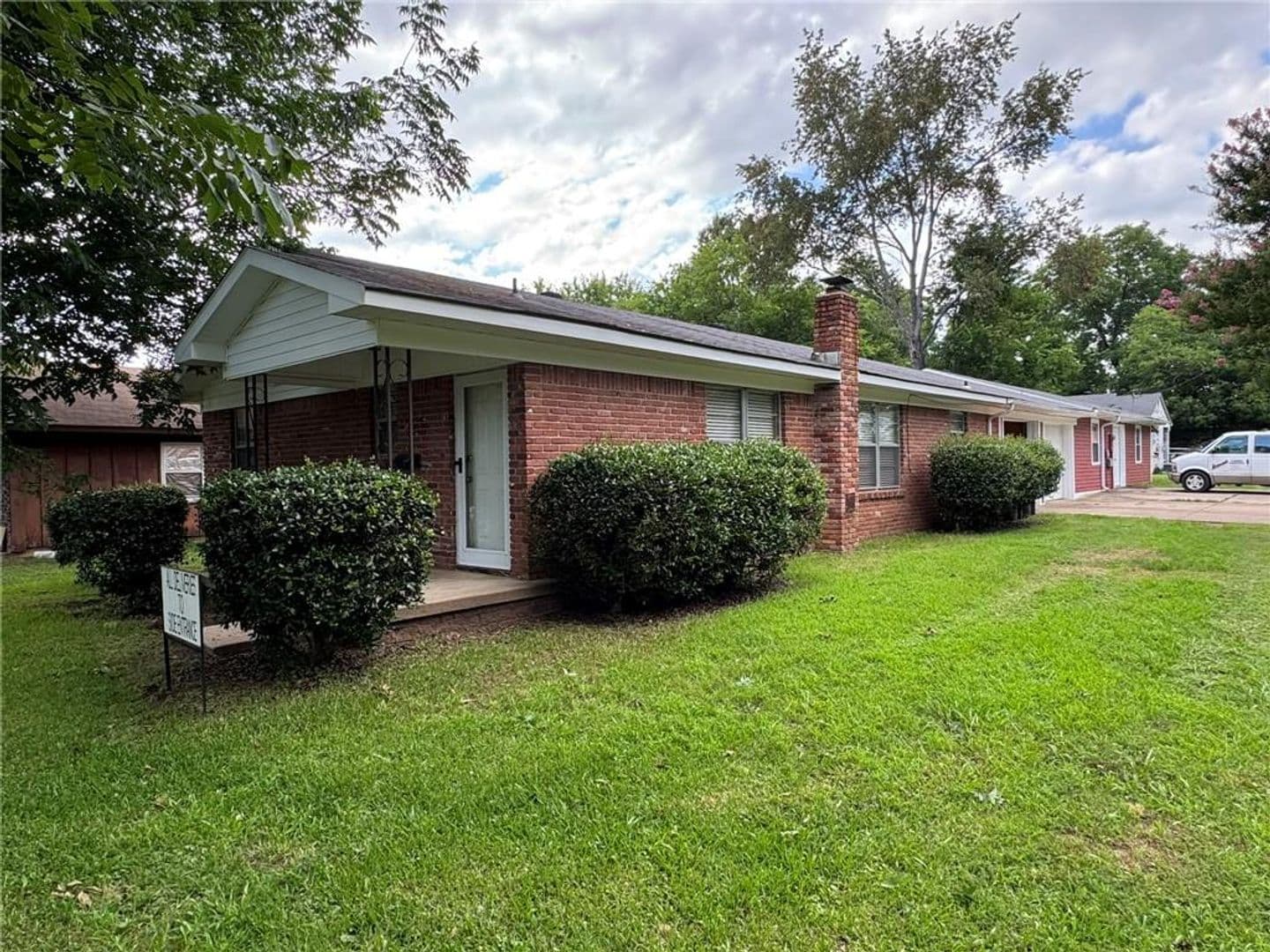 Russellville Apartment: 521 E J St