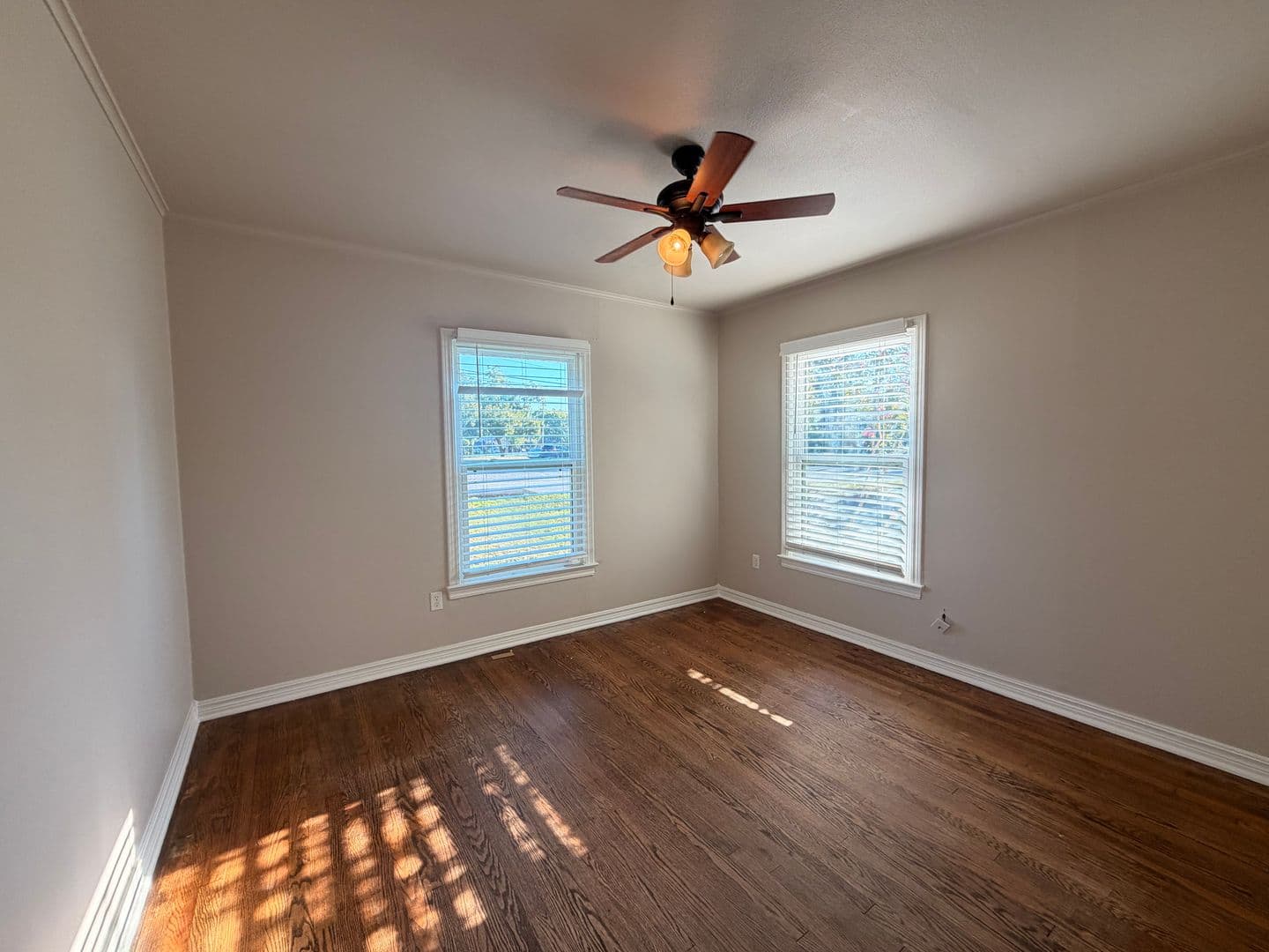 Russellville House: 1601 W 2nd St