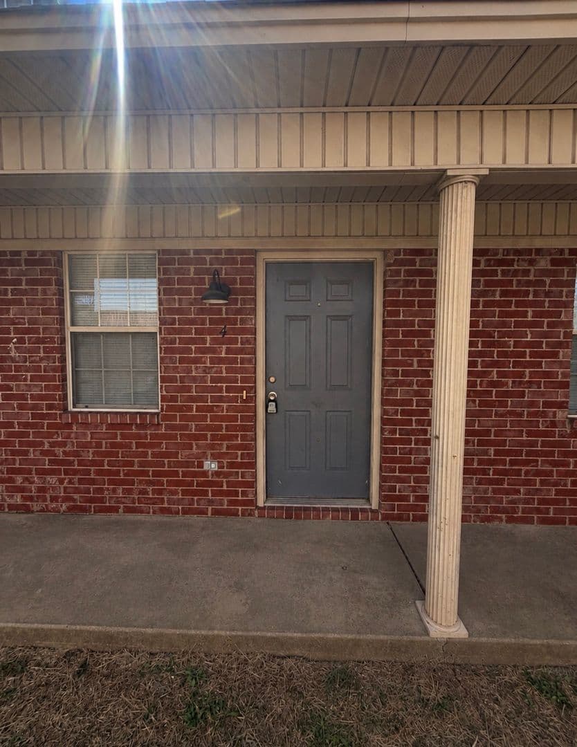Searcy Apartment: 504 N. Horton