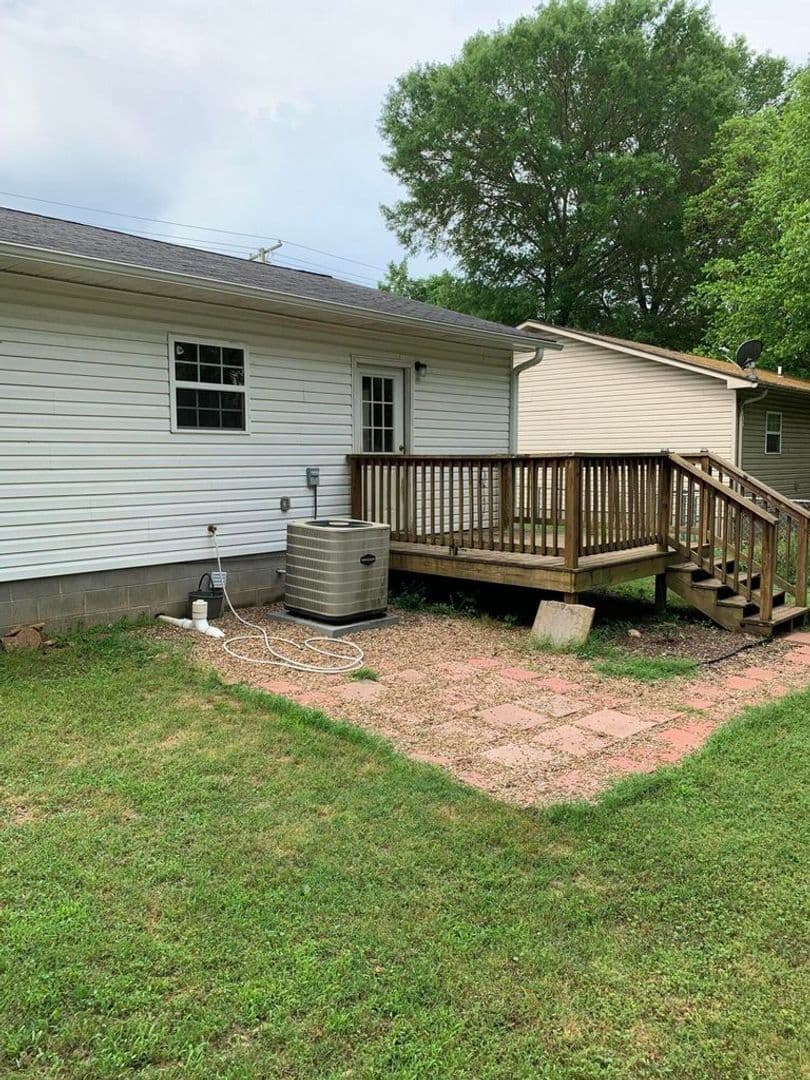 Russellville House: 815 E 6th St