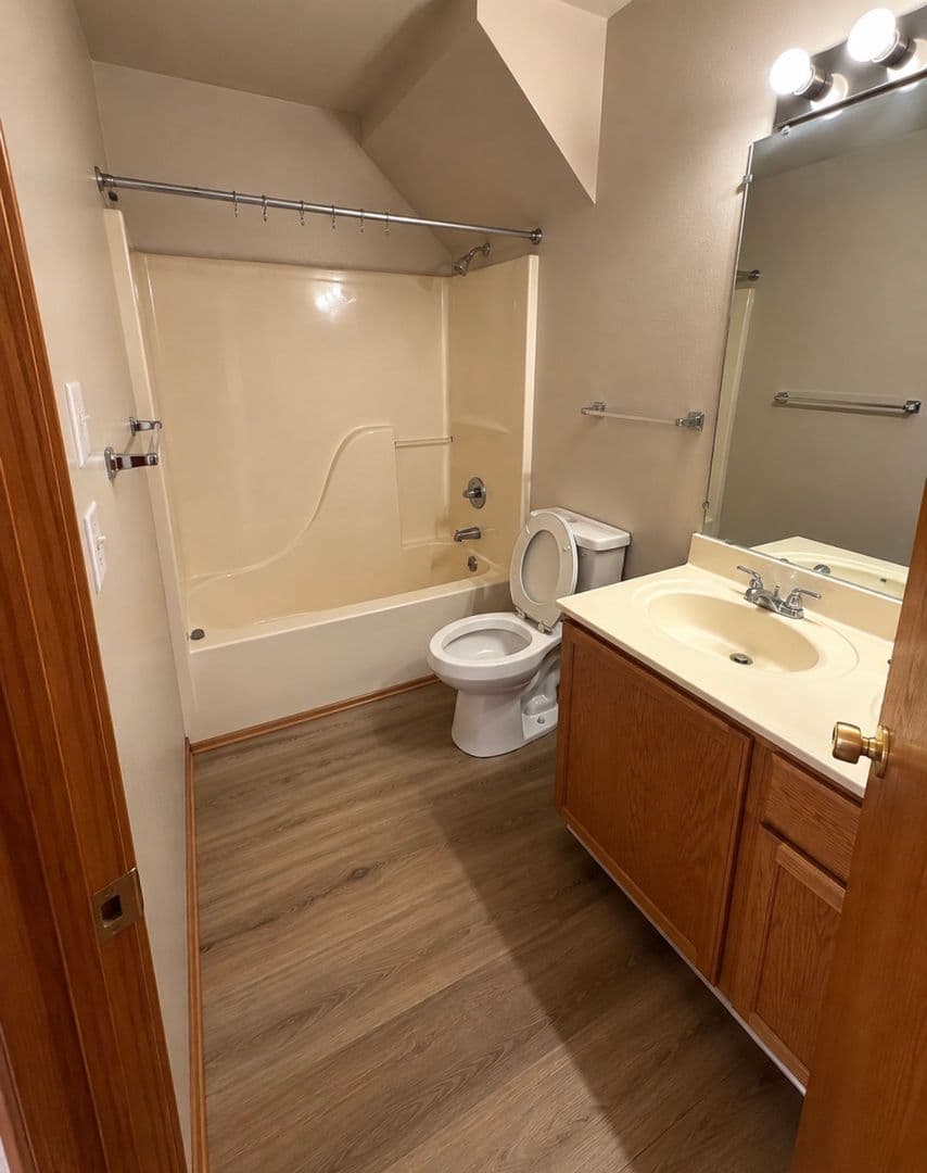 Searcy Apartment: 504 N. Horton