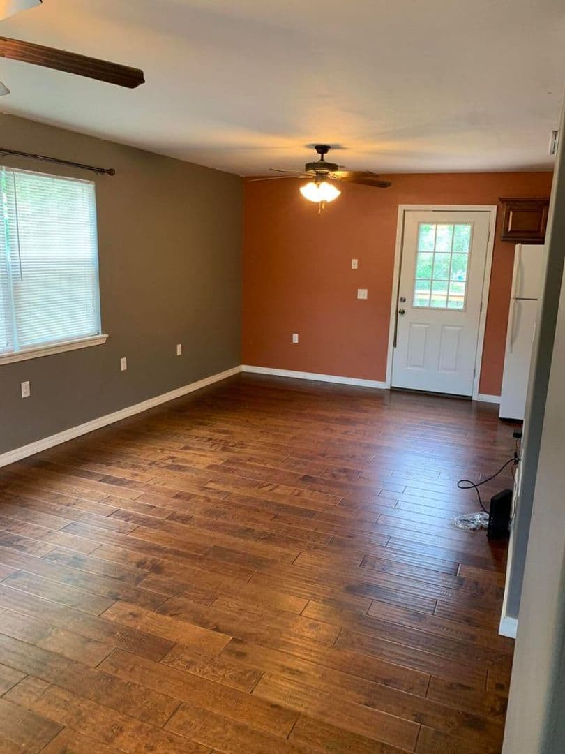 Russellville House: 815 E 6th St