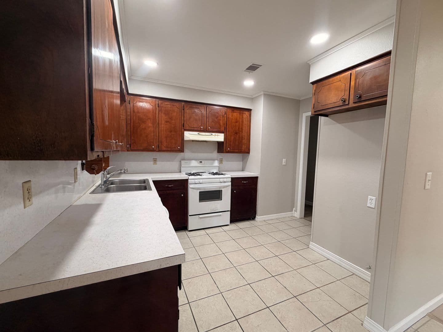 Russellville House: 801 Sequoyah Way