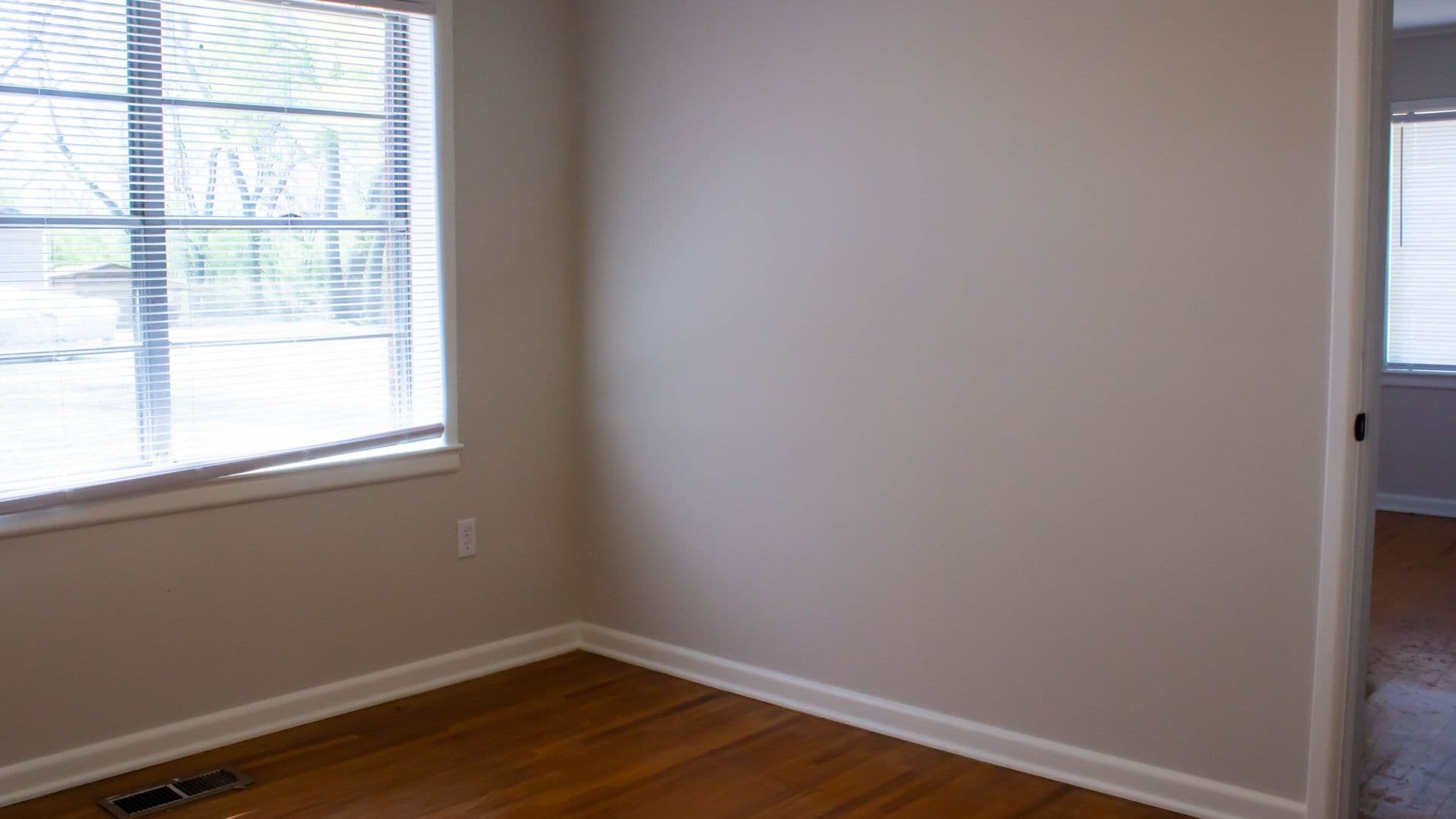 Russellville House: 827 N El Paso Ave