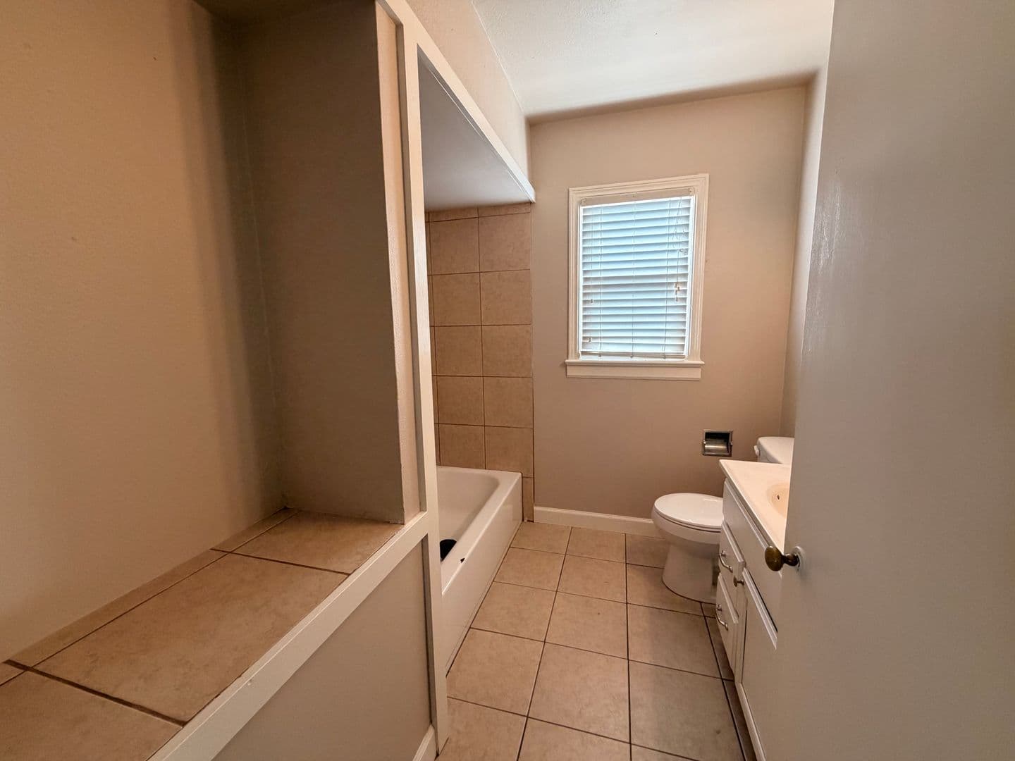 Russellville House: 1601 W 2nd St