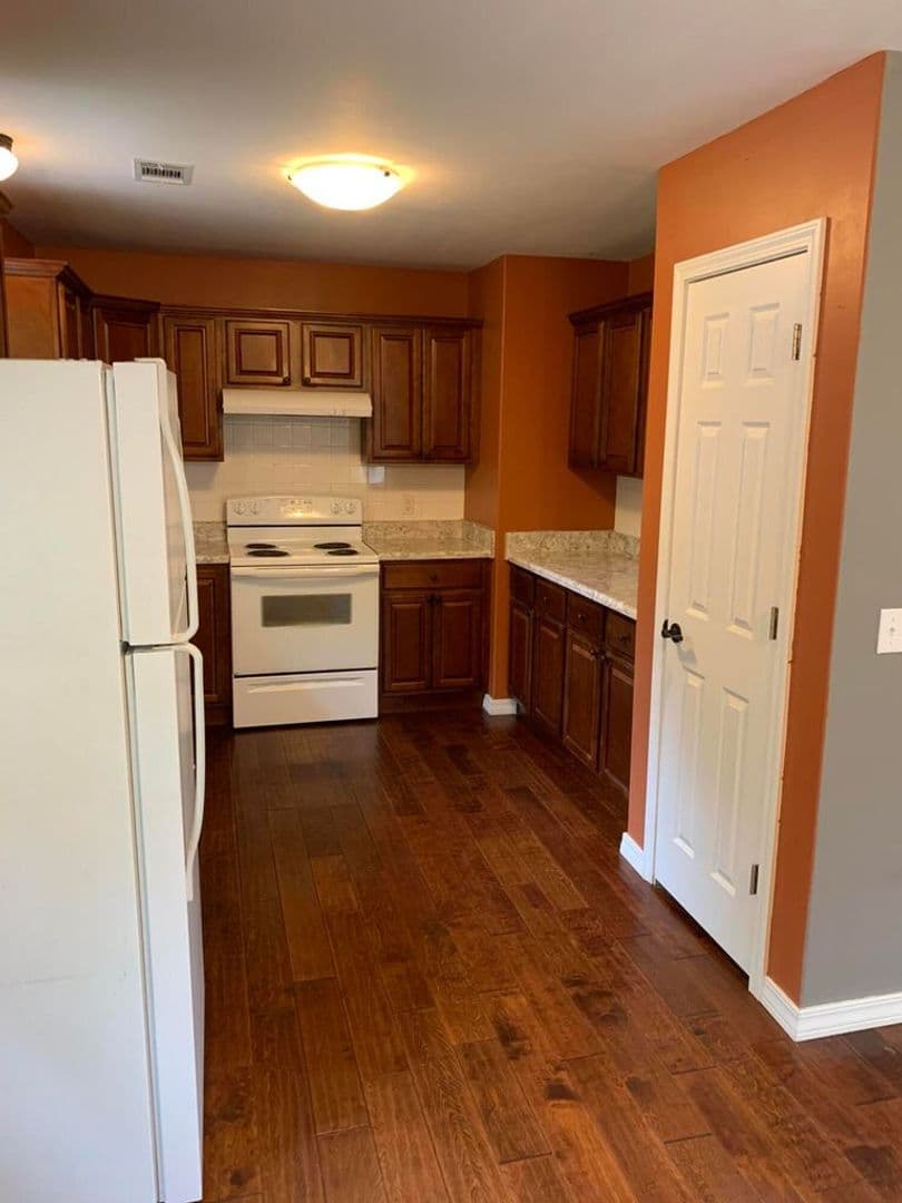 Russellville House: 815 E 6th St