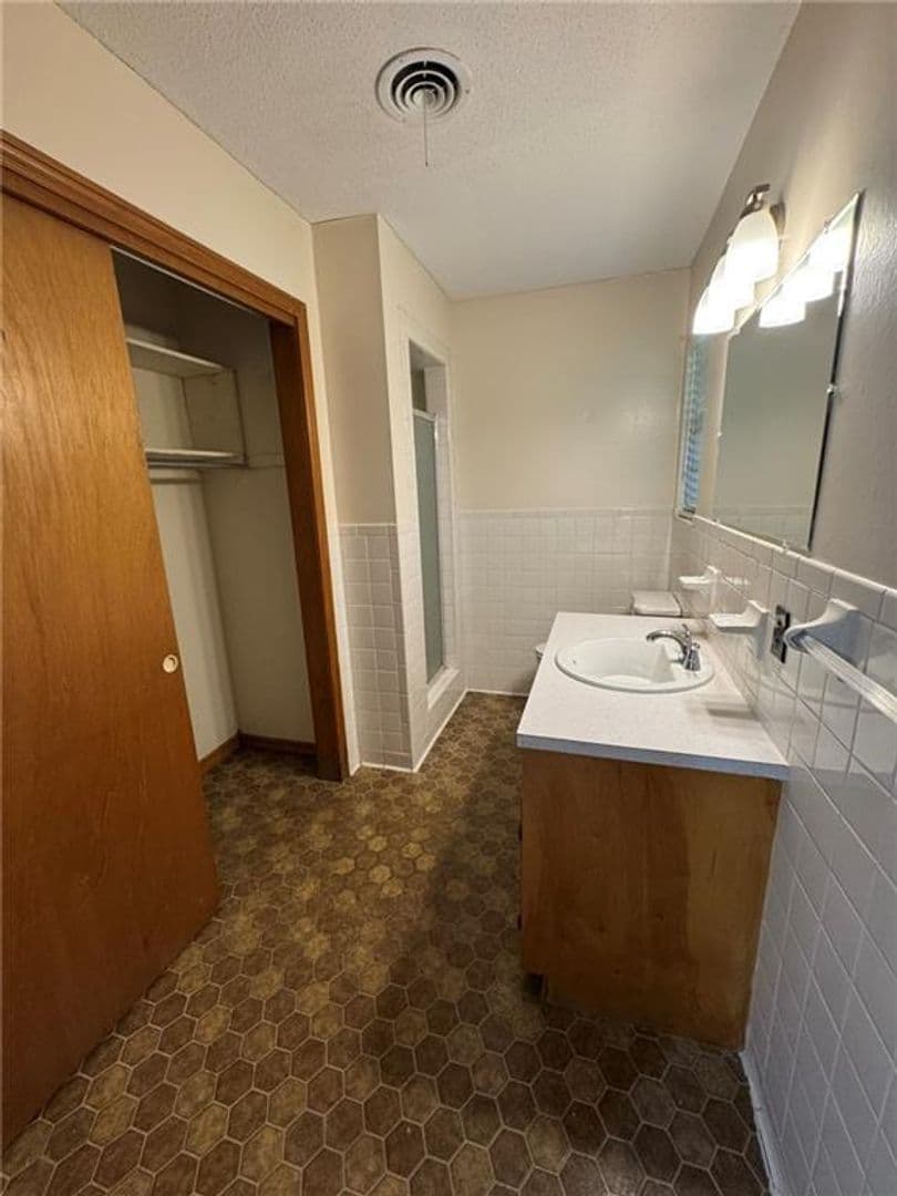 Russellville House: 521 E J St