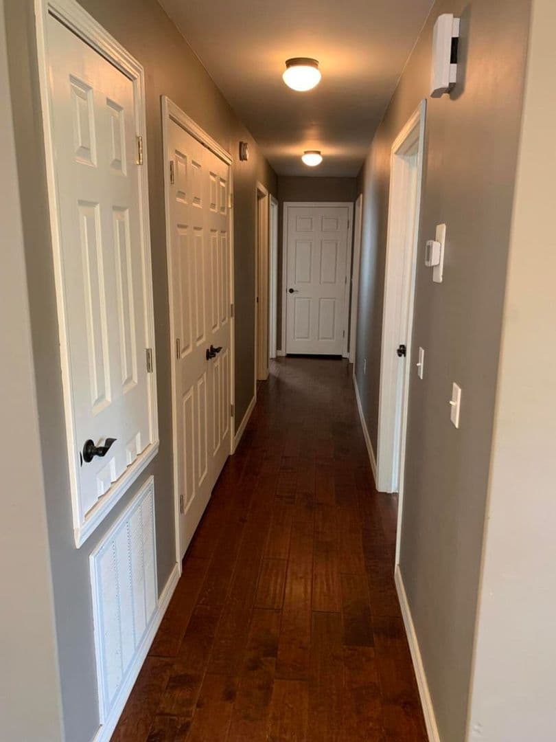Russellville House: 815 E 6th St