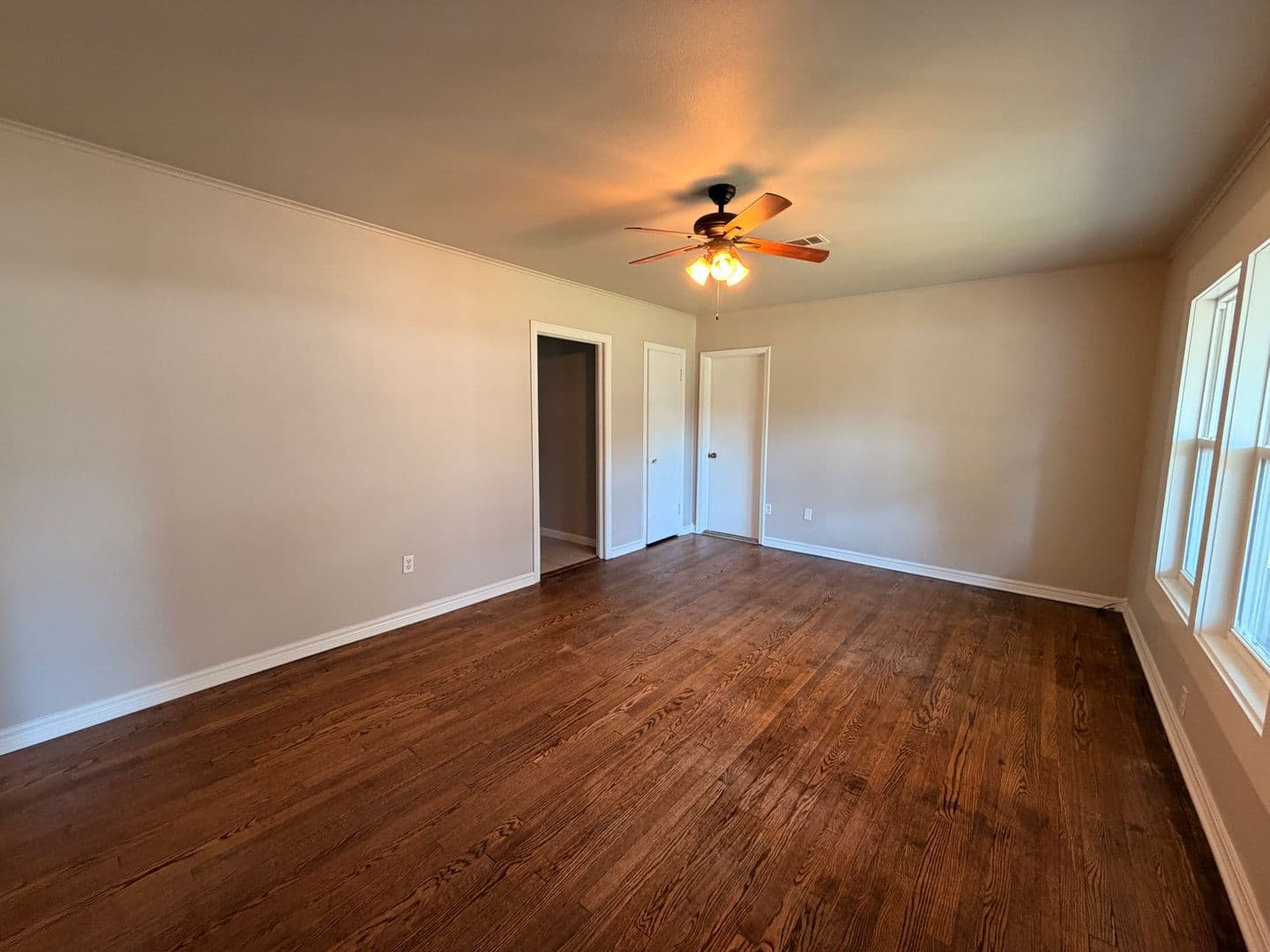 Russellville House: 1601 W 2nd St