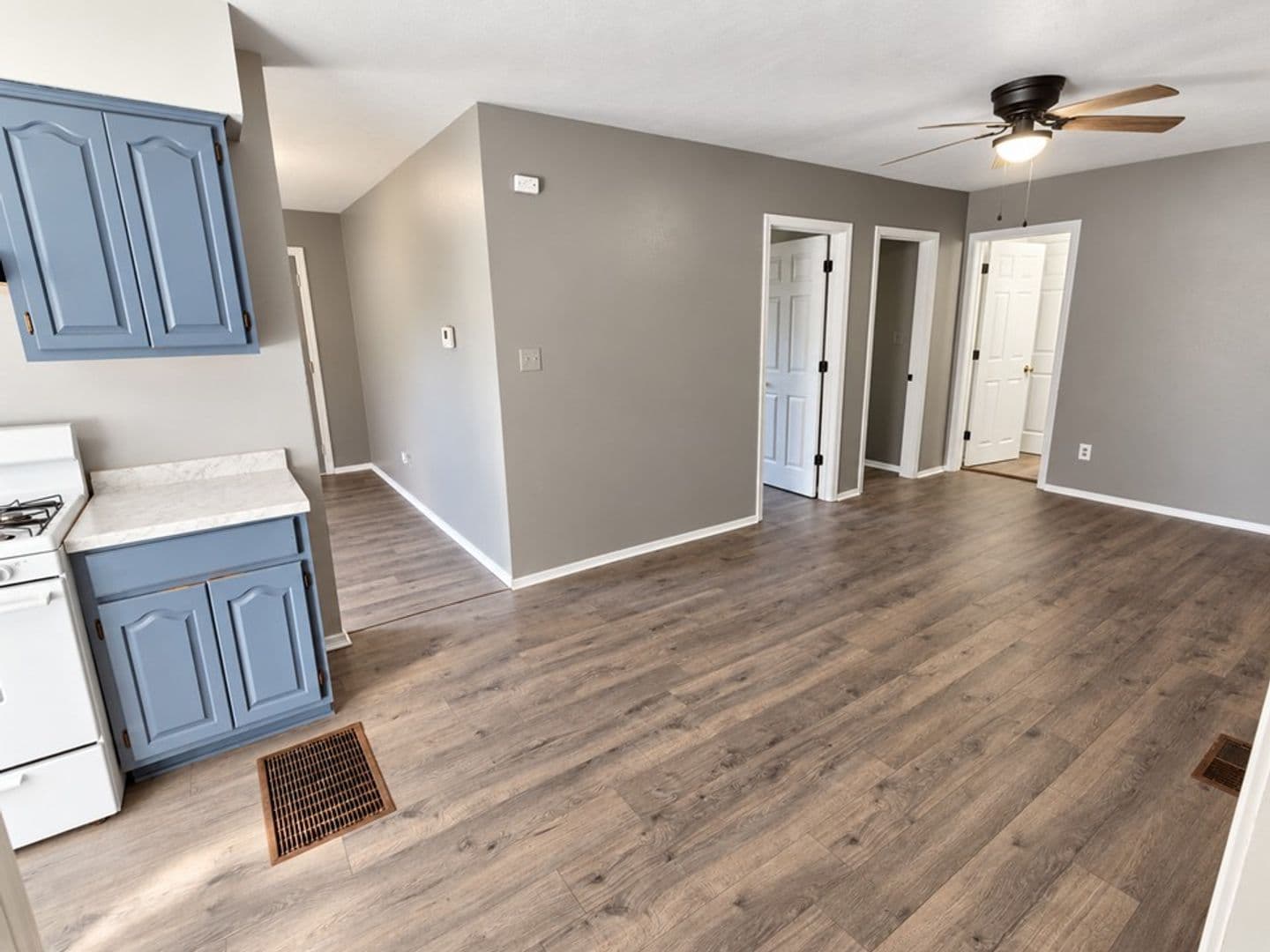 Russellville House: 801 E 6th St