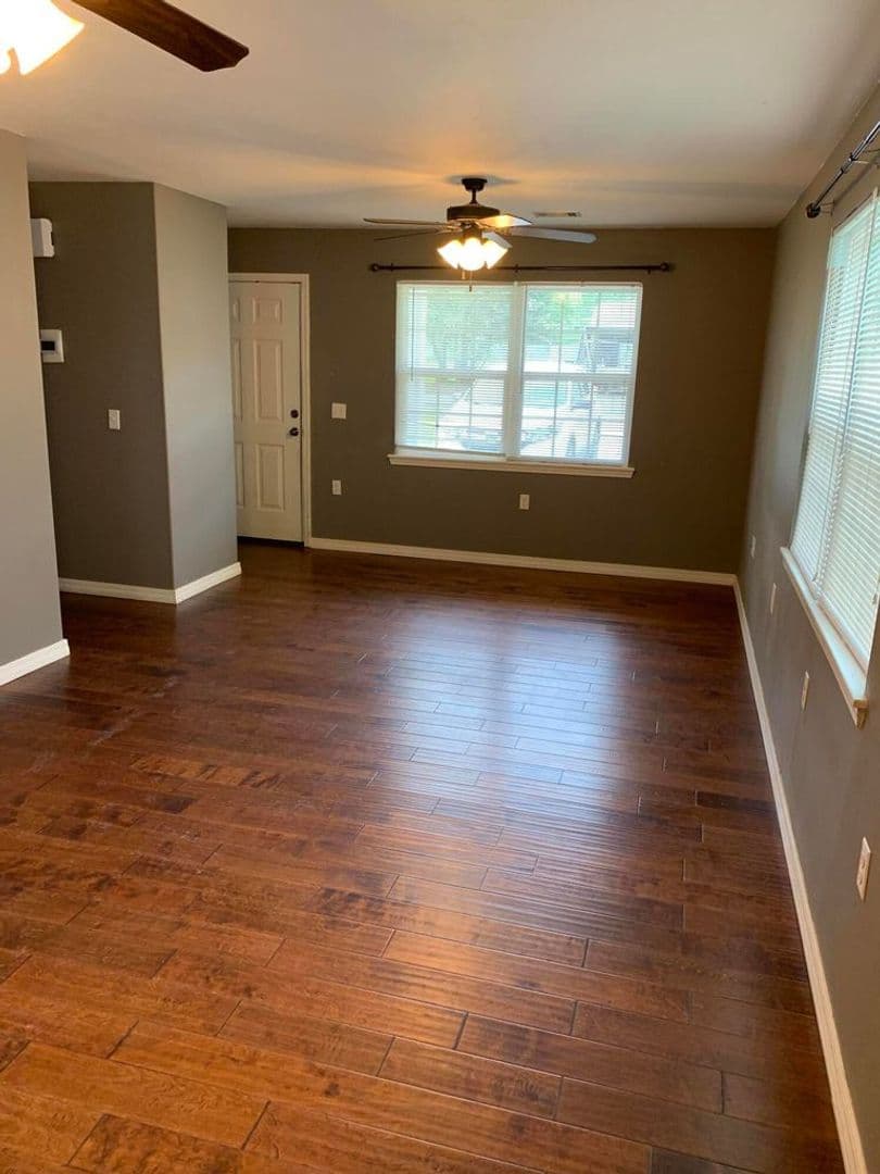 Russellville House: 815 E 6th St