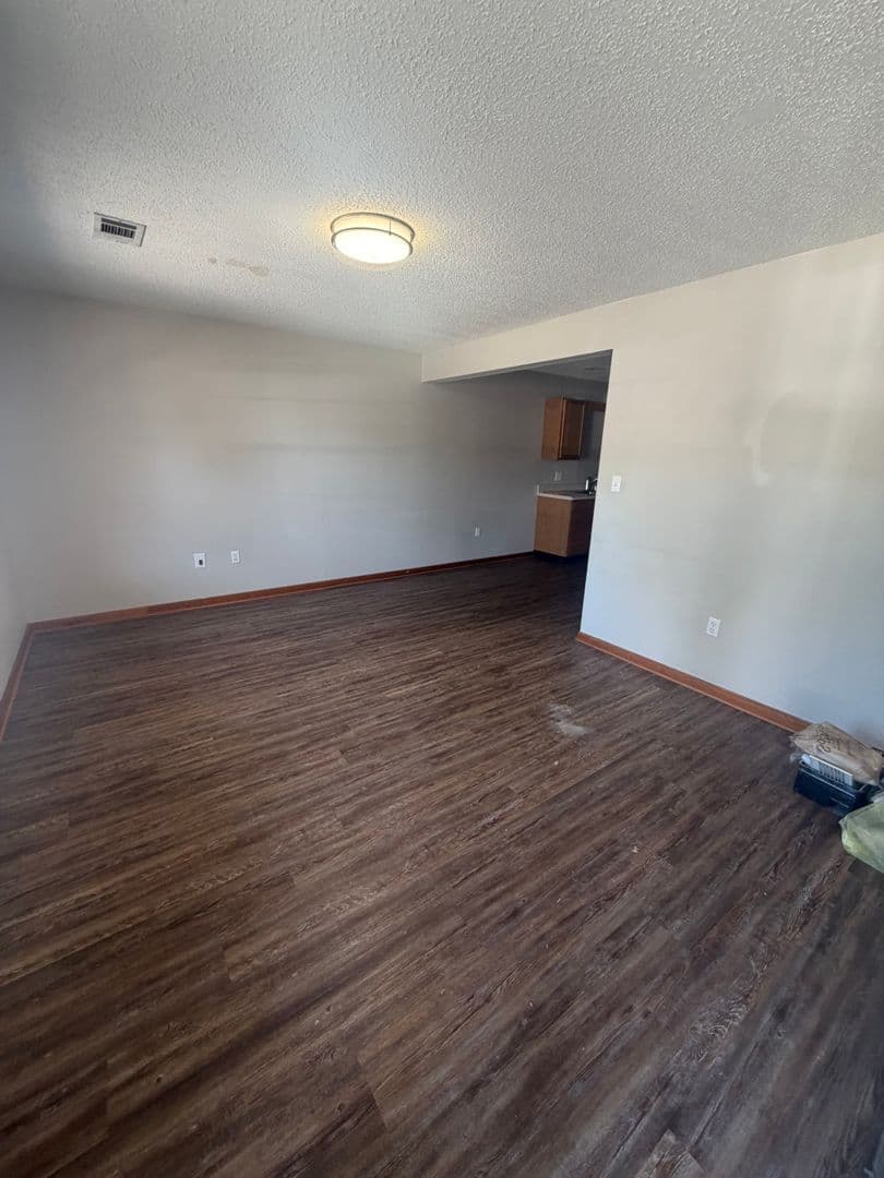 Searcy Apartment: 504 N. Horton