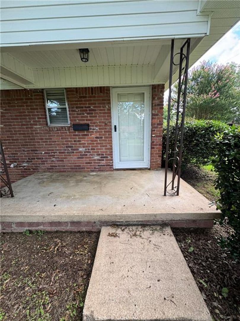 Russellville House: 521 E J St