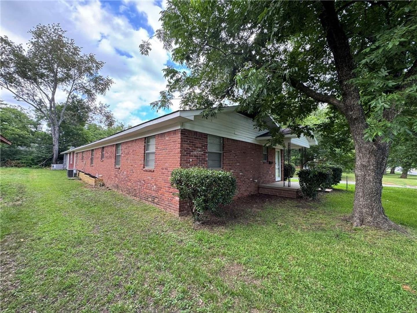 Russellville House: 521 E J St