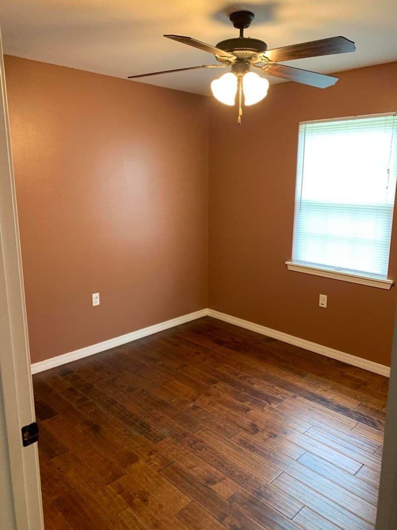 Russellville House: 815 E 6th St