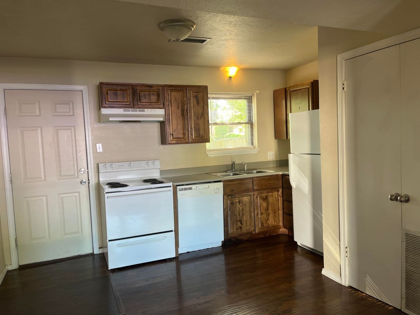 Russellville Apartment: 104-116 N Cumberland