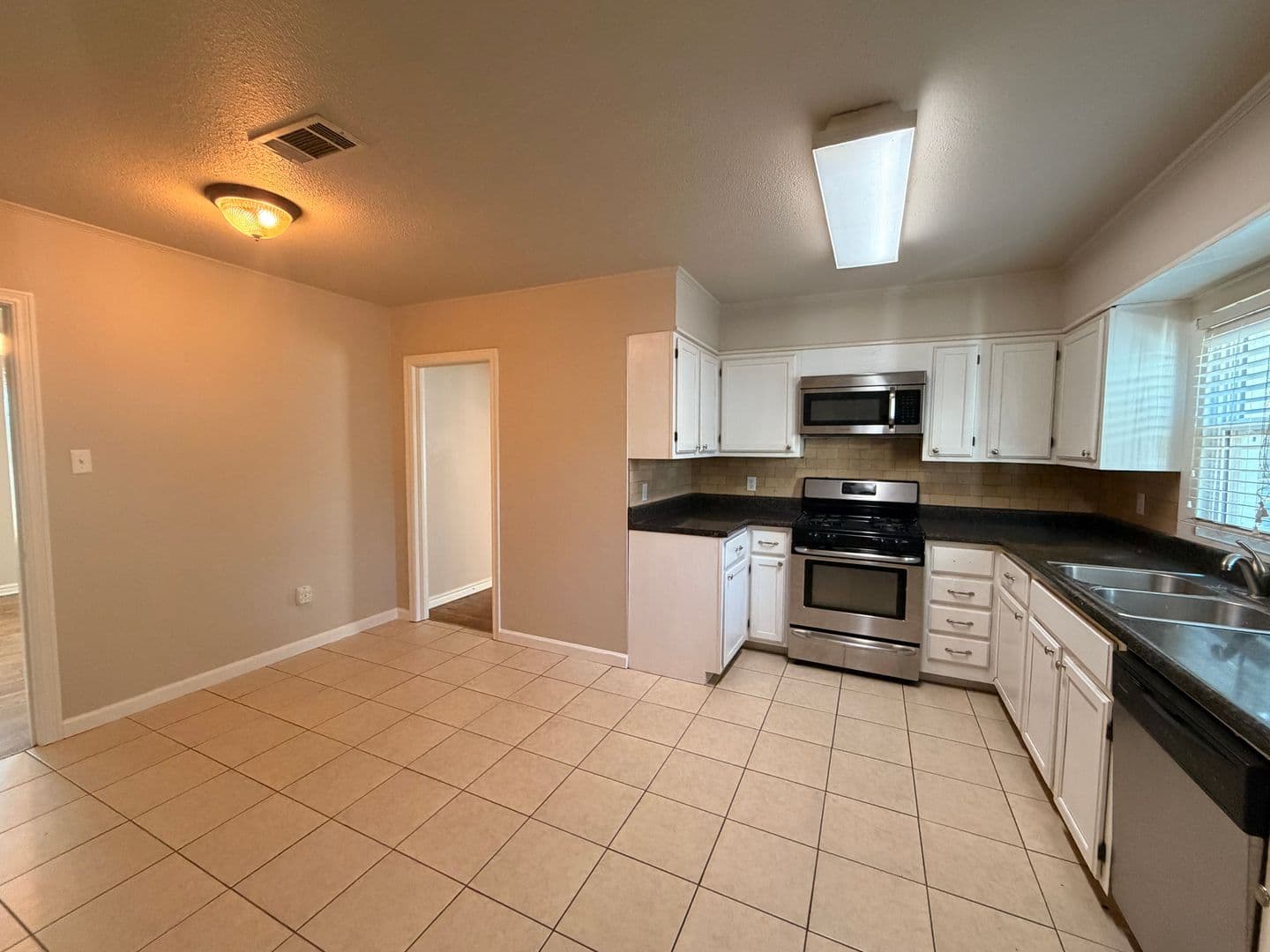 Russellville House: 1601 W 2nd St