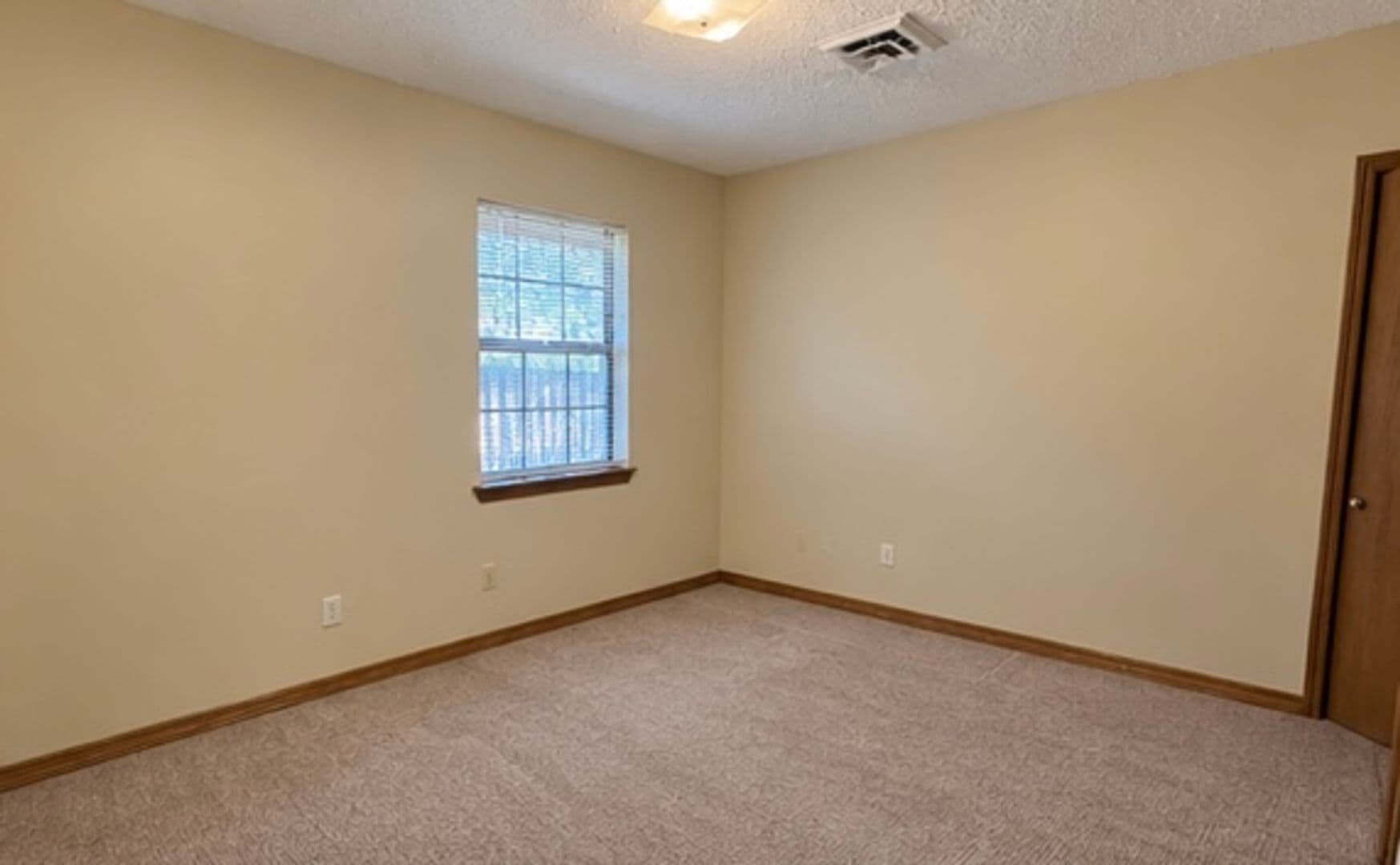Russellville Apartment: 1400 E O St