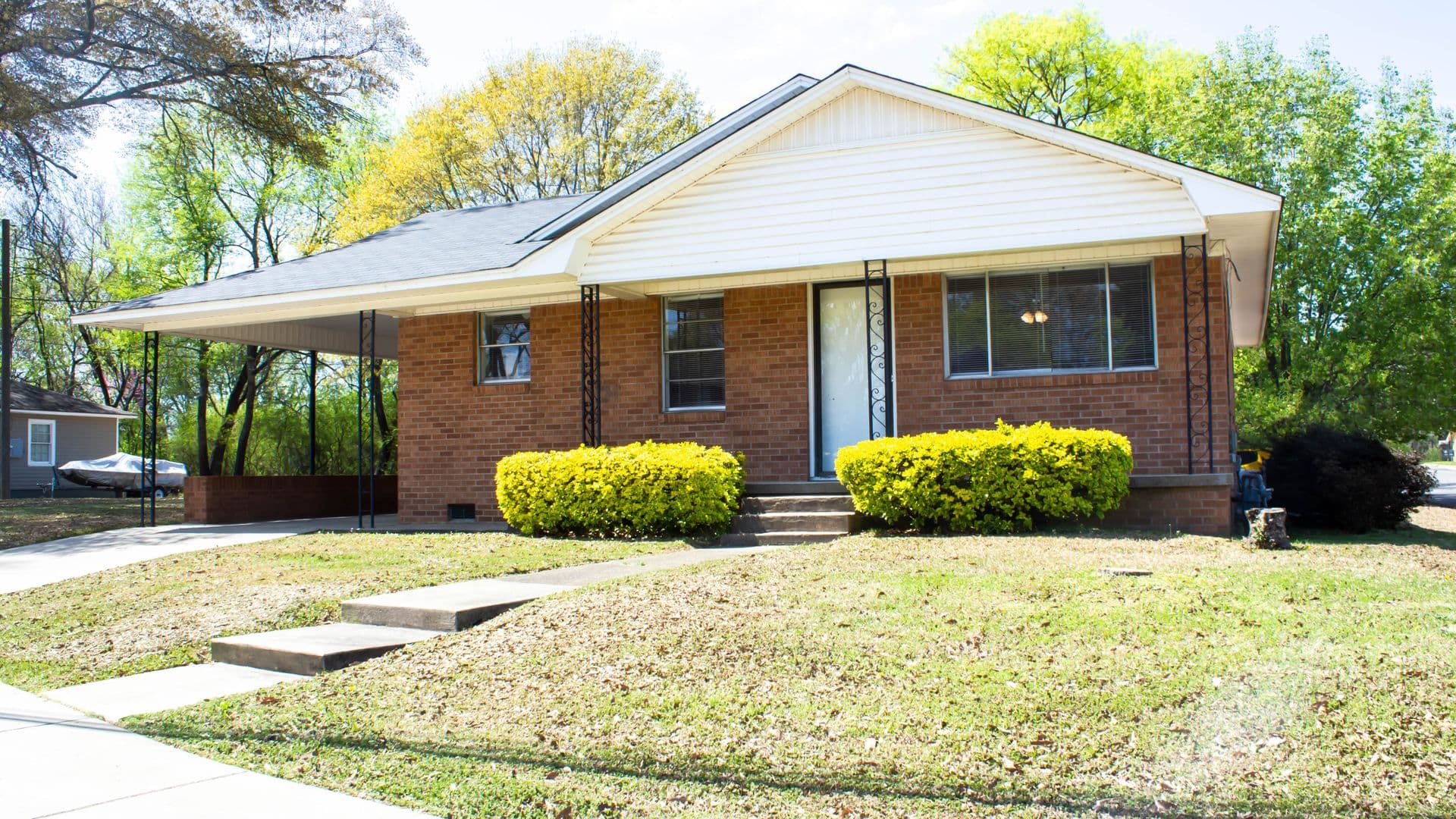 Russellville House: 827 N El Paso Ave