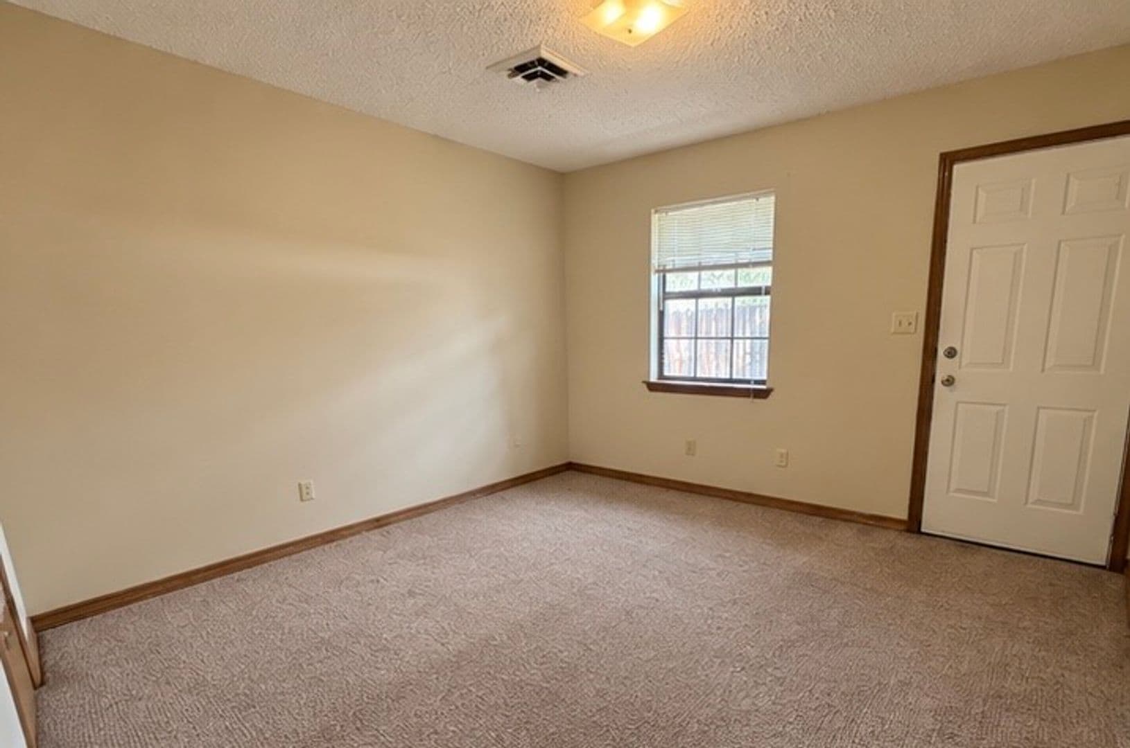 Russellville Apartment: 1400 E O St