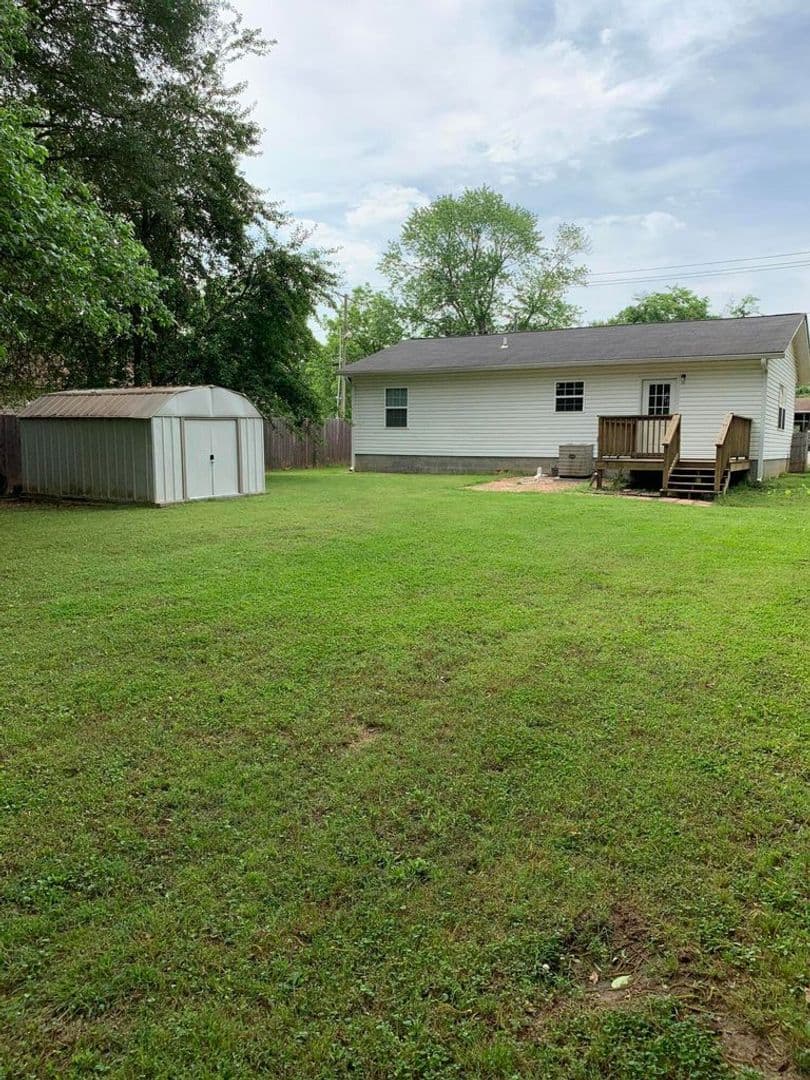 Russellville House: 815 E 6th St