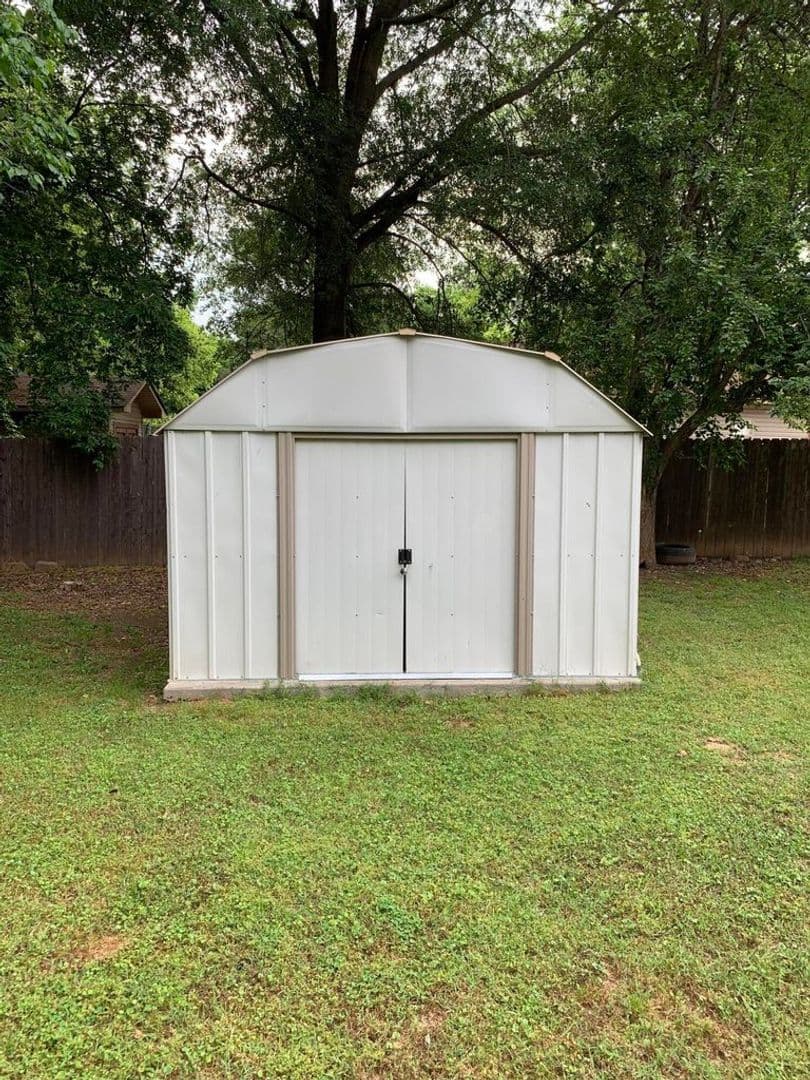 Russellville House: 815 E 6th St