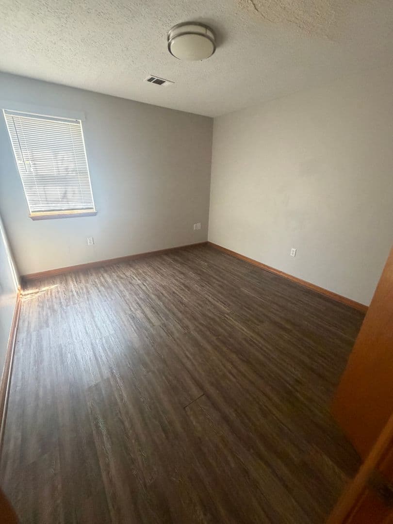 Searcy Apartment: 504 N. Horton