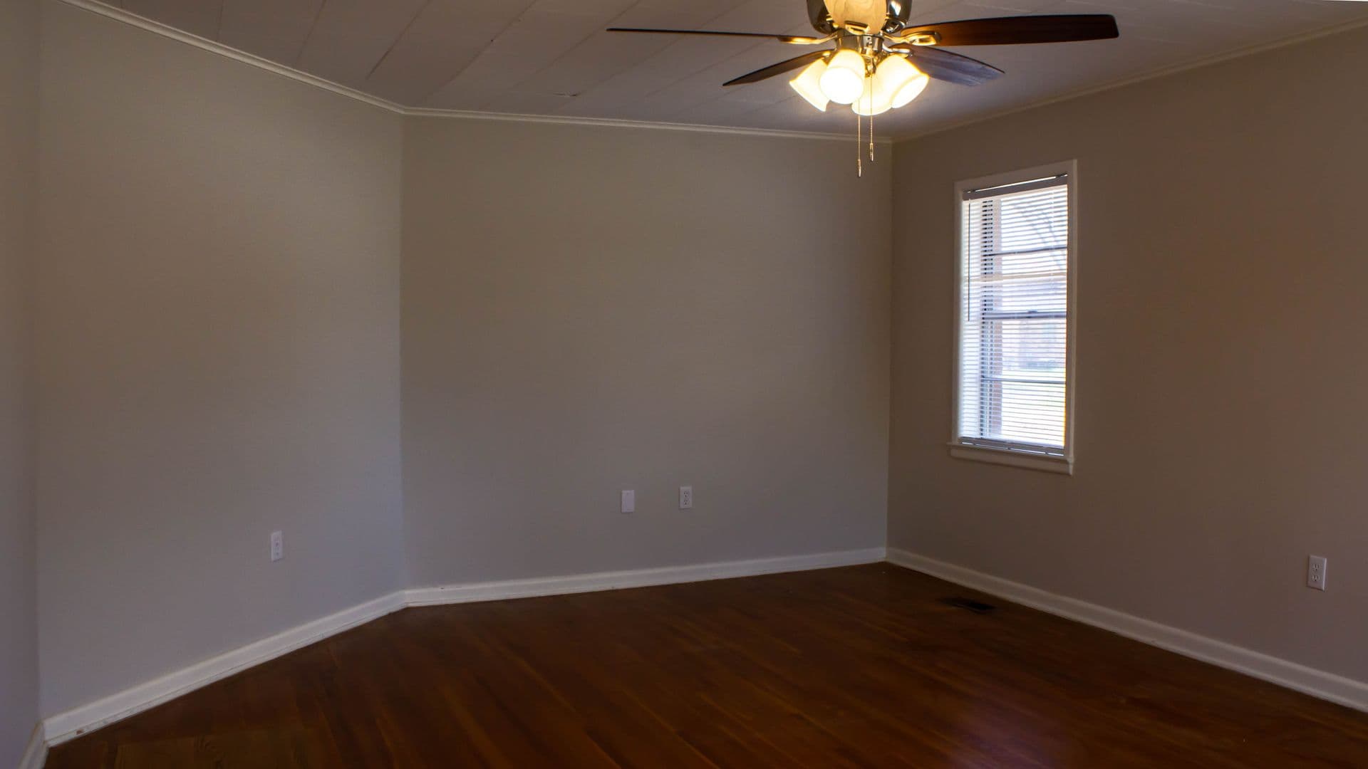 Russellville House: 827 N El Paso Ave