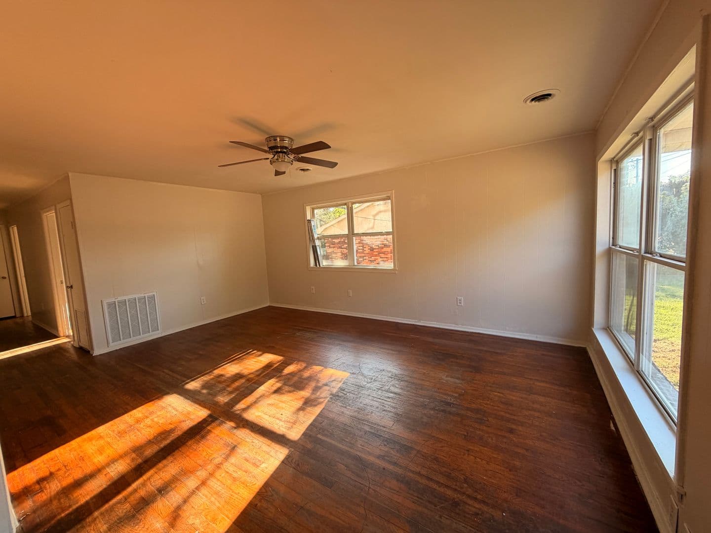Russellville House: 808 E J St