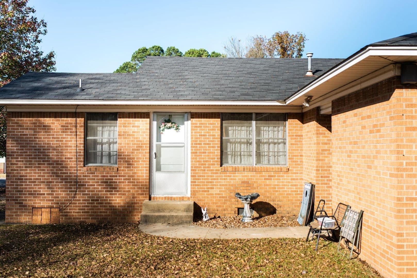 Russellville House: 827 N El Paso Ave