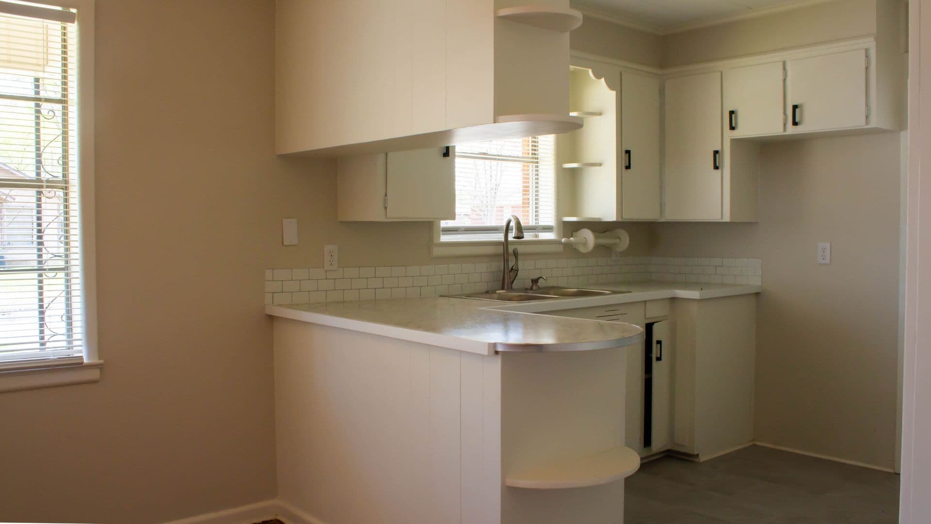 Russellville House: 827 N El Paso Ave