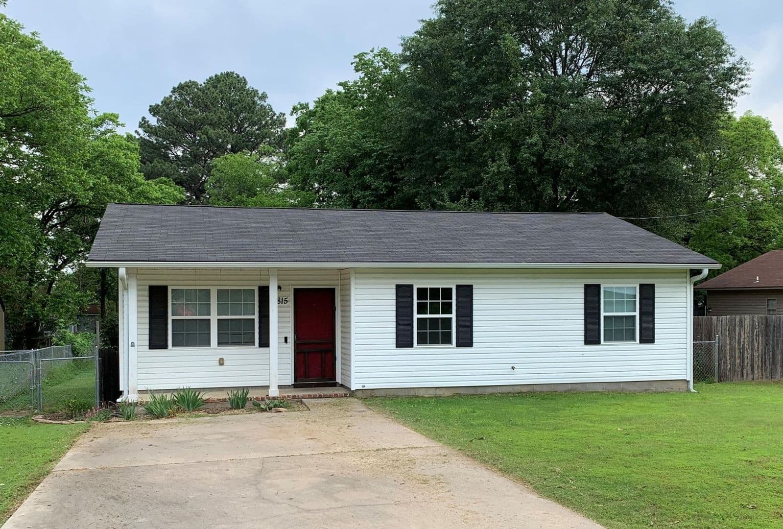 Russellville House: 815 E 6th St
