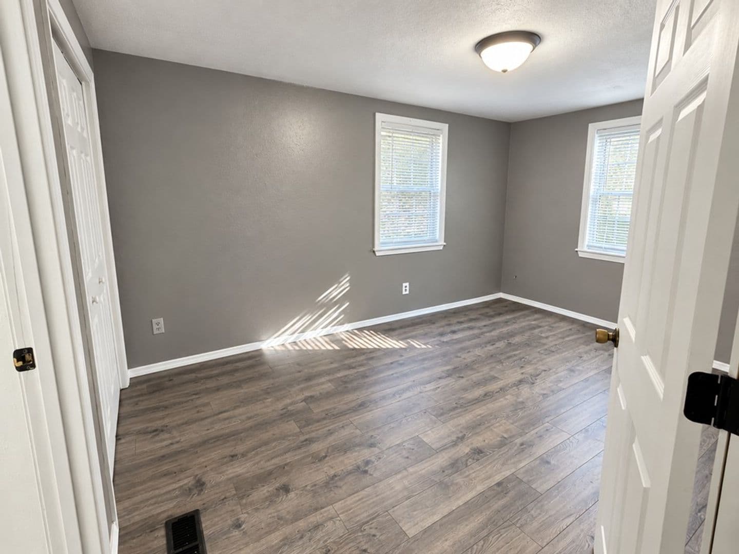 Russellville House: 801 E 6th St