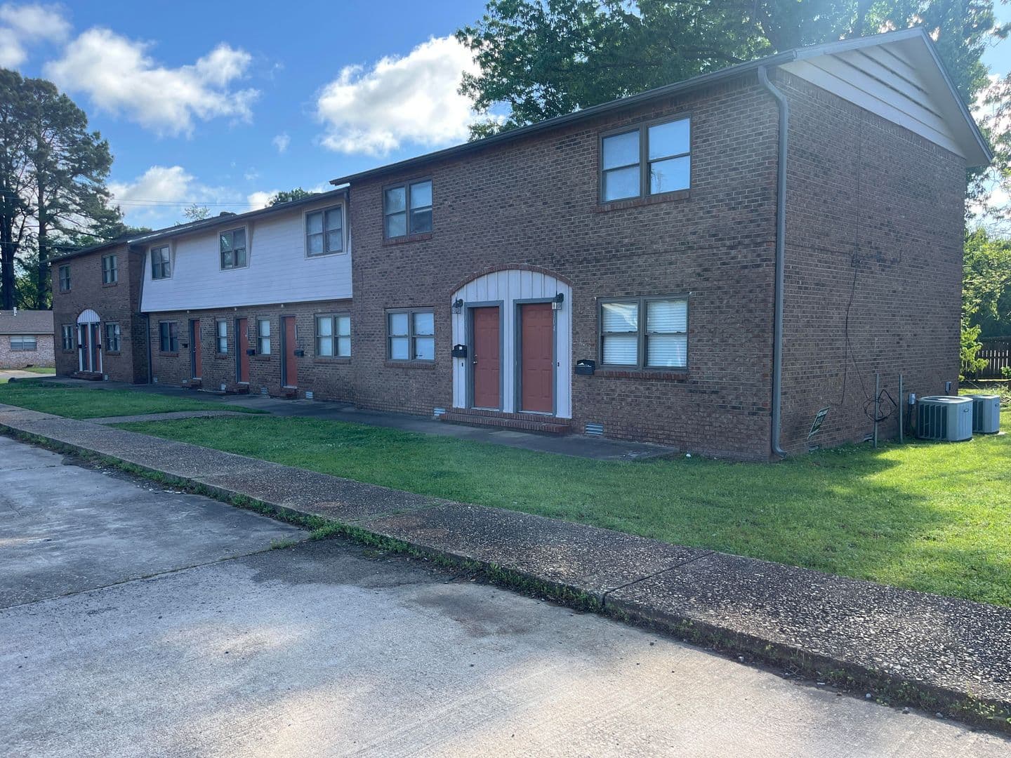 Russellville Apartment: 104-116 N Cumberland