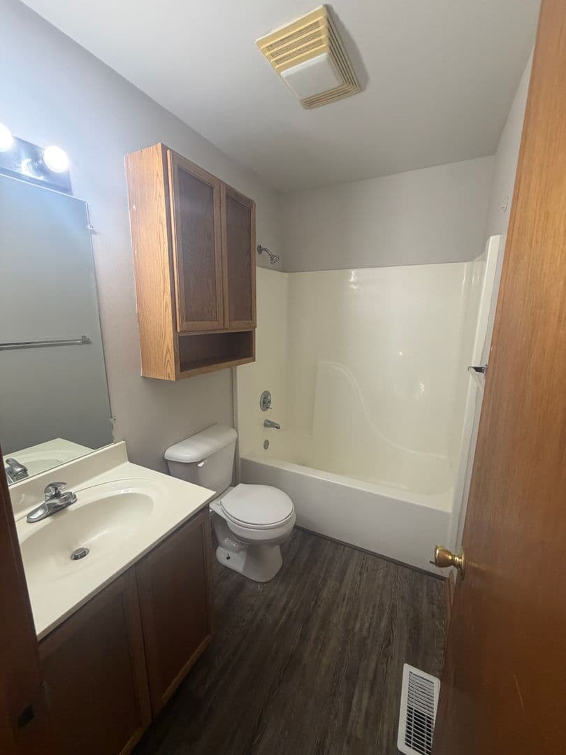 Searcy Apartment: 504 N. Horton